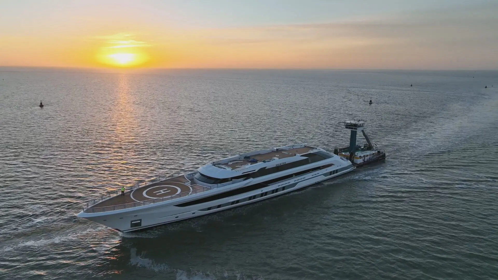 Superjacht Galactica is eindelijk aangekomen in Harlingen