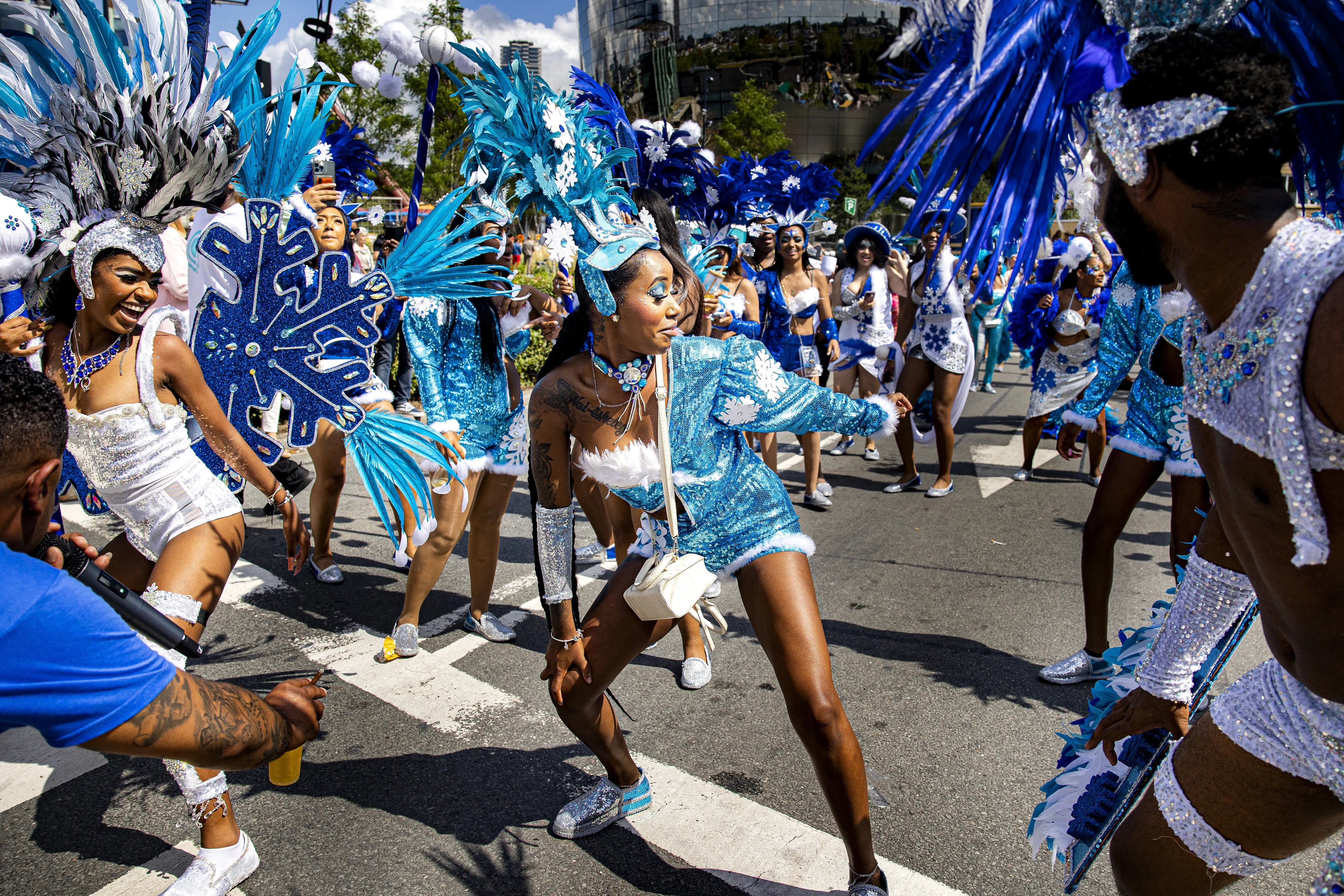 Kleurrijke danseressen en tropische muziek tijdens Zomercarnaval Rotterdam