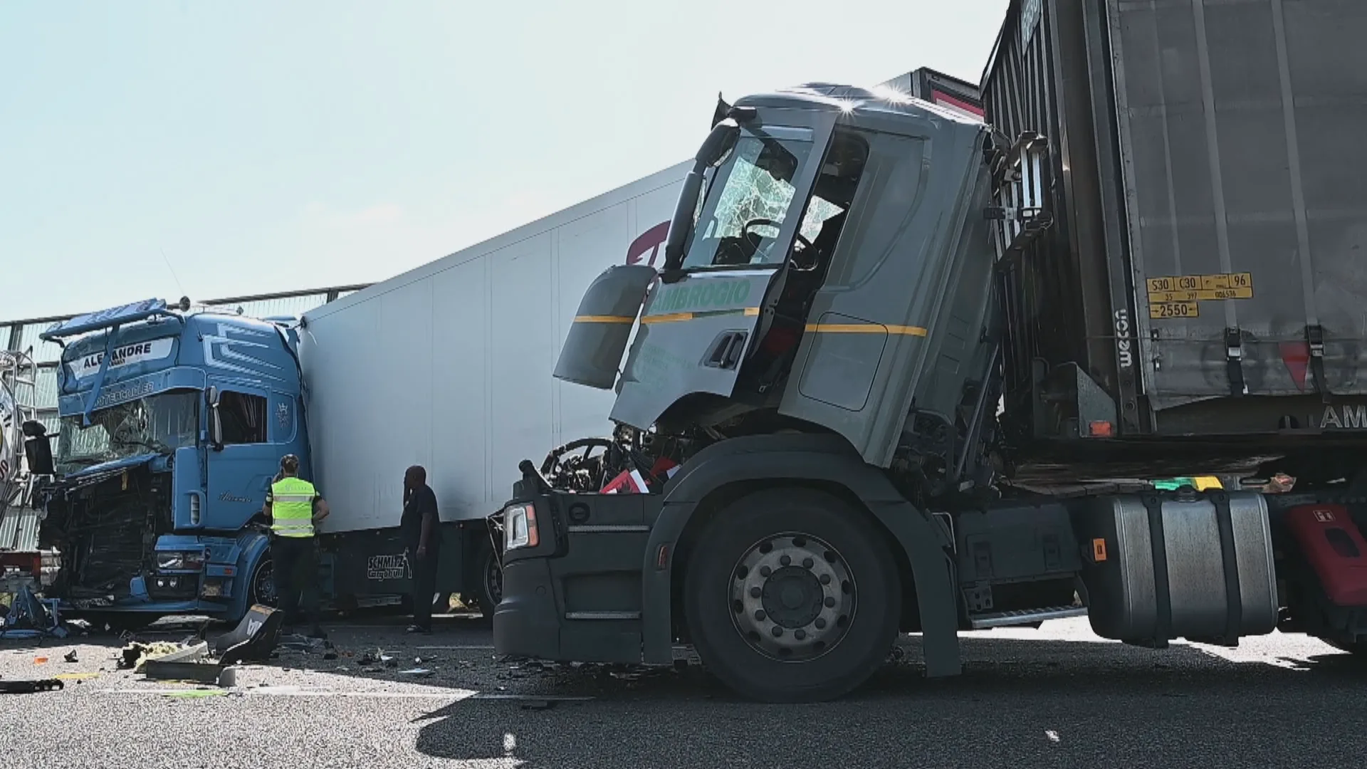 Groot ongeluk op A16 bij Breda, meerdere vrachtwagens in botsing