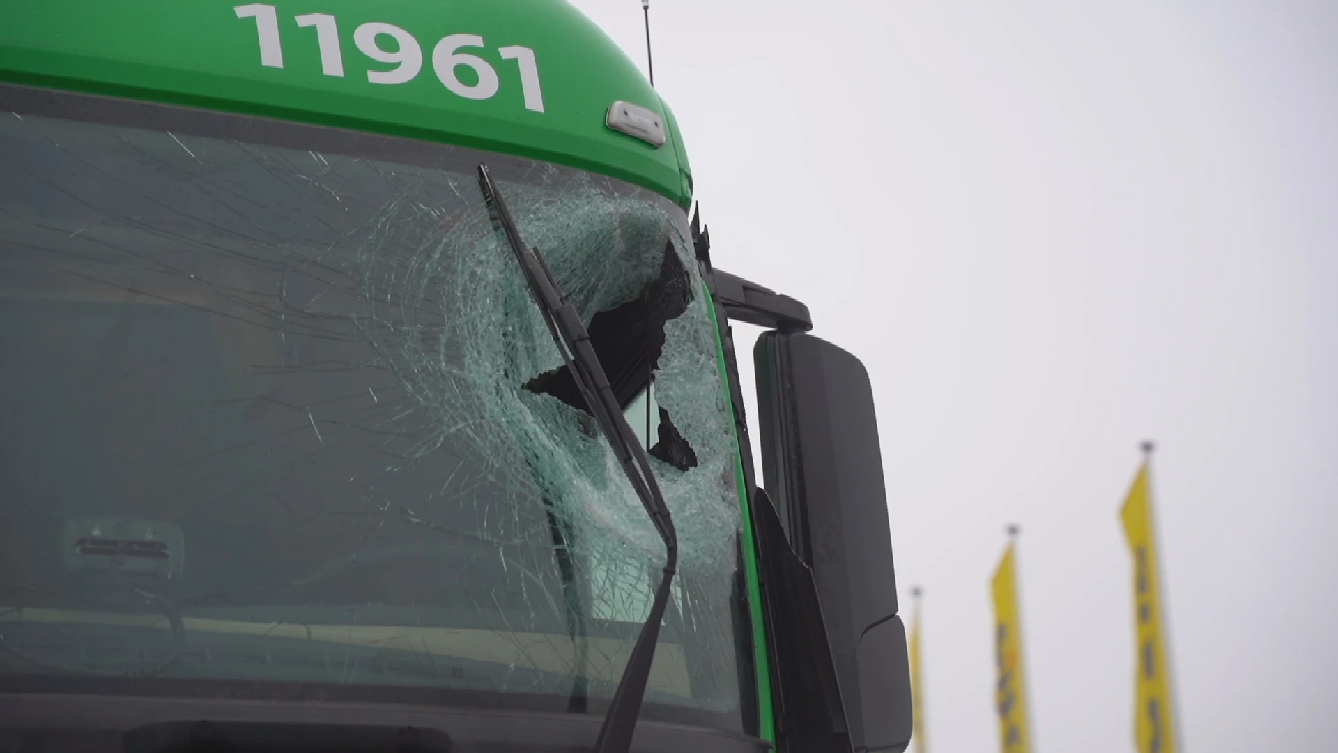 Vrachtwagenchauffeur gewond door losgeraakte ijsplaat op N50