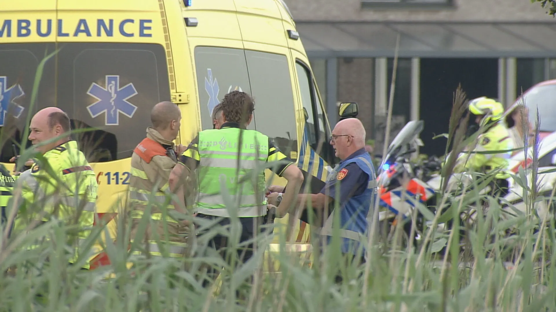 Twee kinderen uit sloot Almere gered, slachtoffers naar ziekenhuis