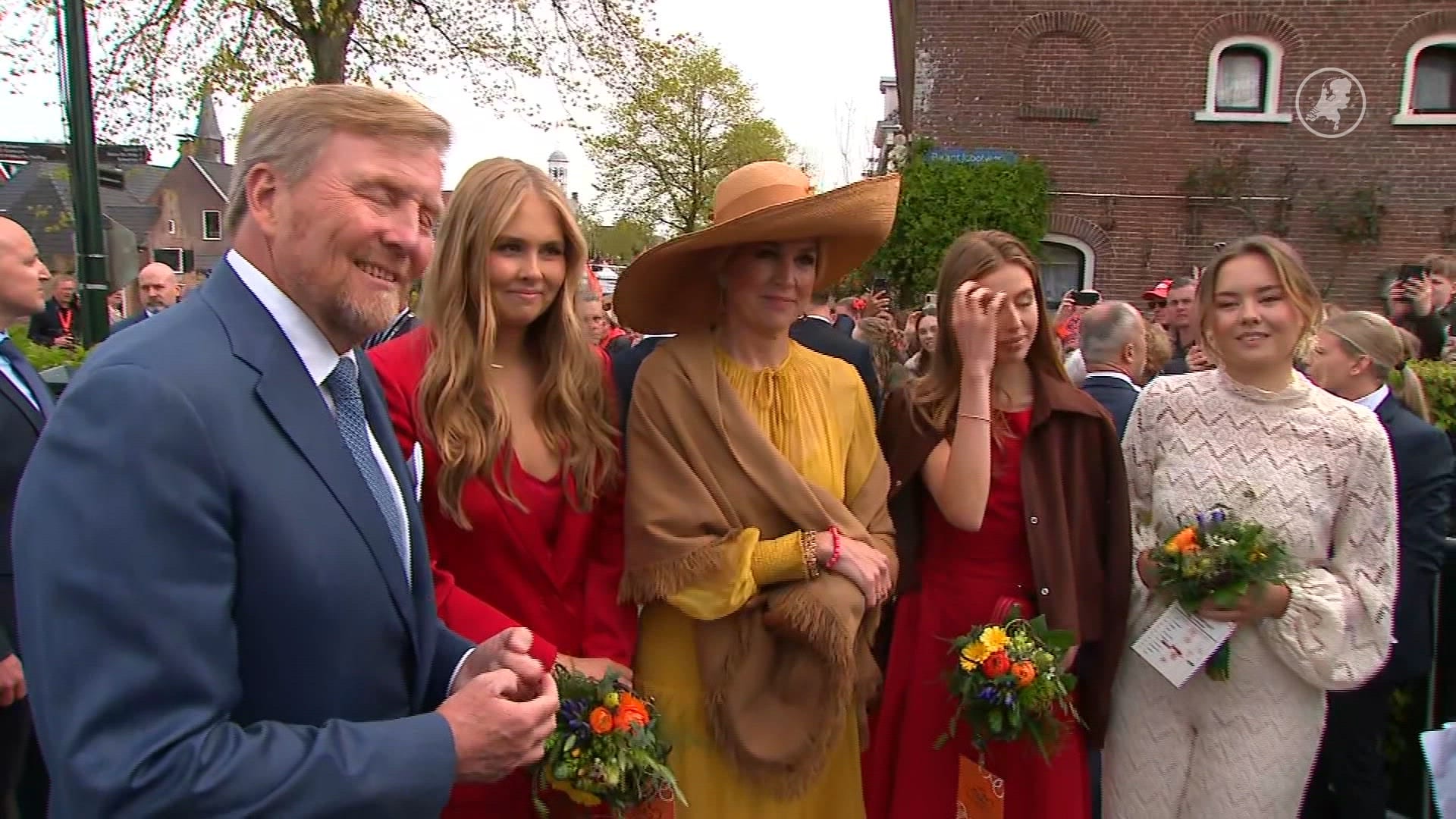 Koningspaar en prinses Ariane genieten van schaatstocht in Dokkum