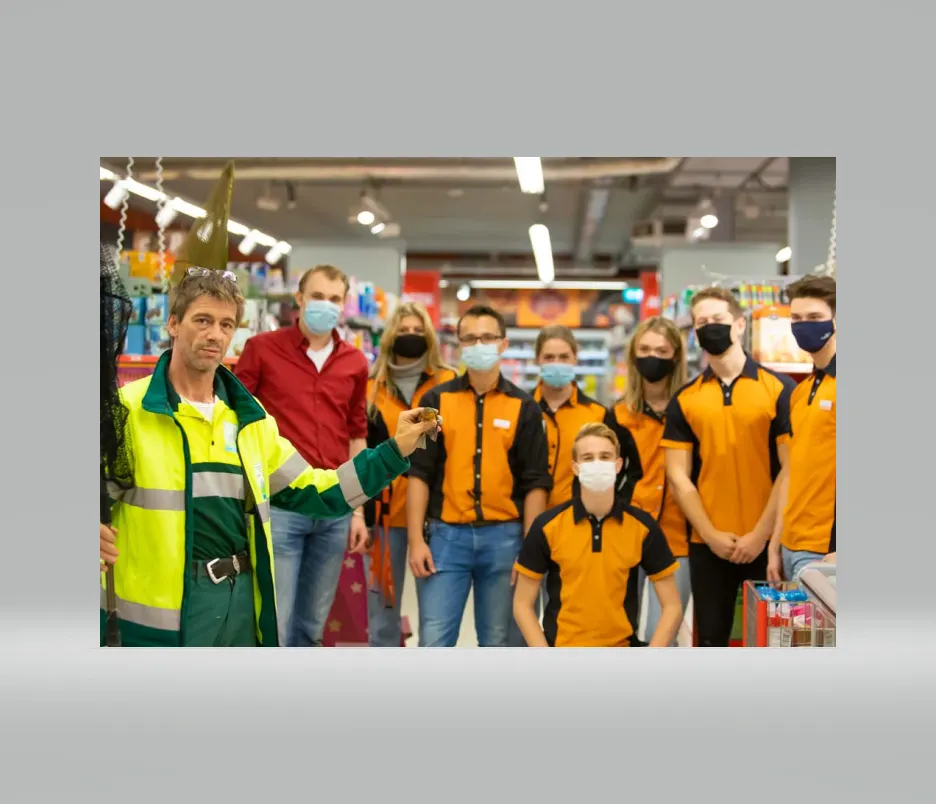 COOP-roodborstje houdt winkelpersoneel uren bezig