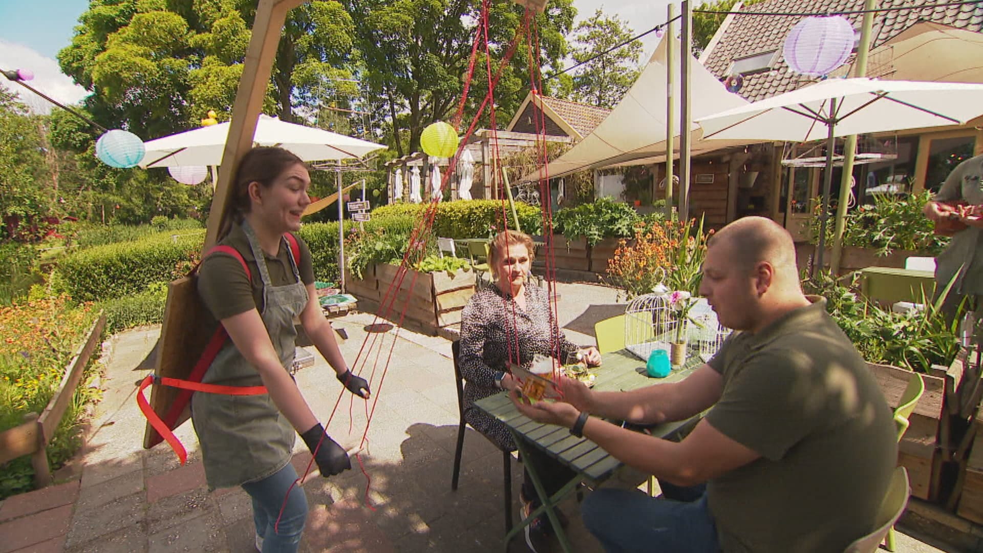 Bedienen voor gevorderden: biertje door de glijbaan en een bestuurbare stofzuiger