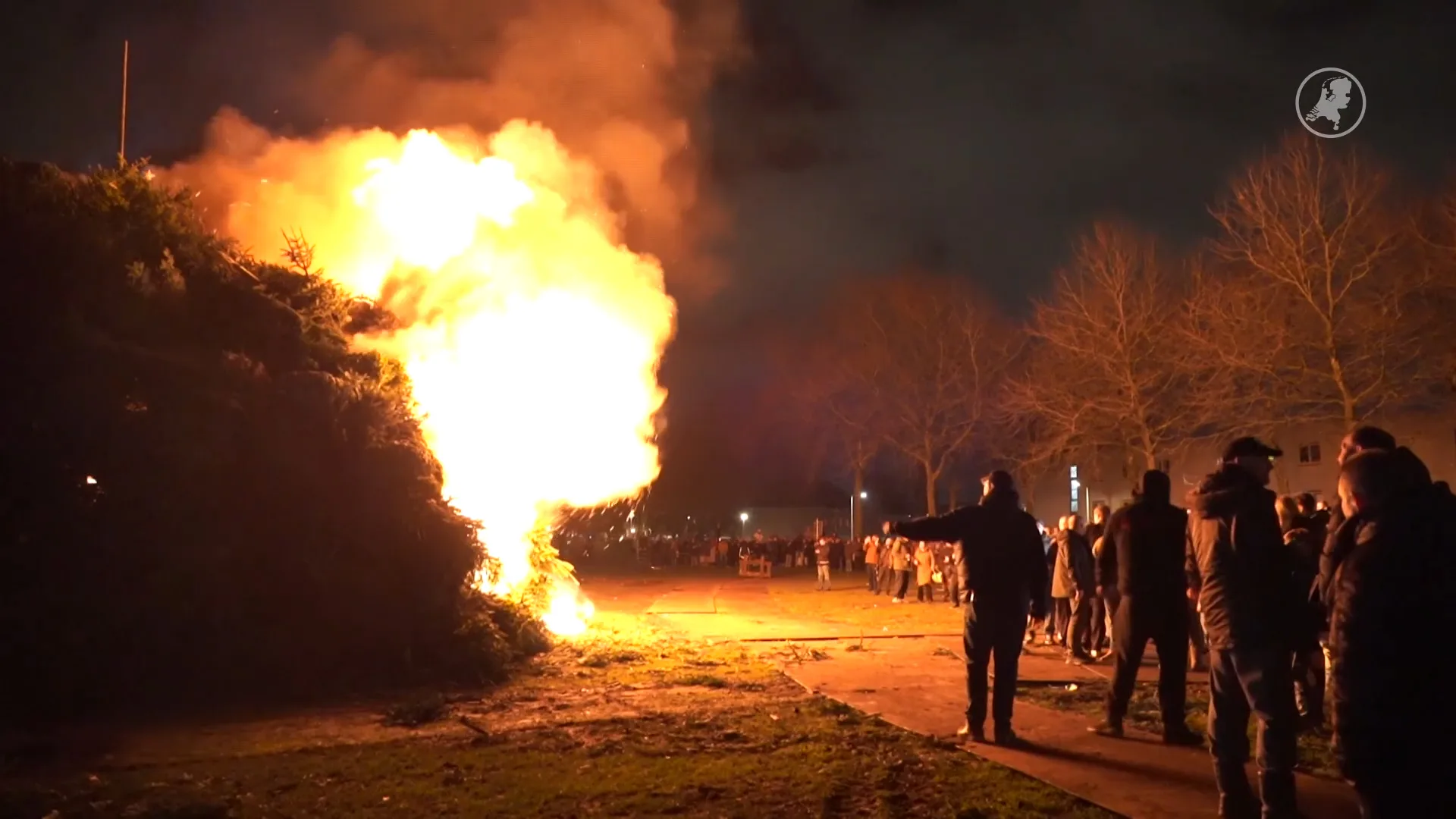 Vreugdevuur in Amsterdam-Noord twee uur eerder aangestoken dan gepland