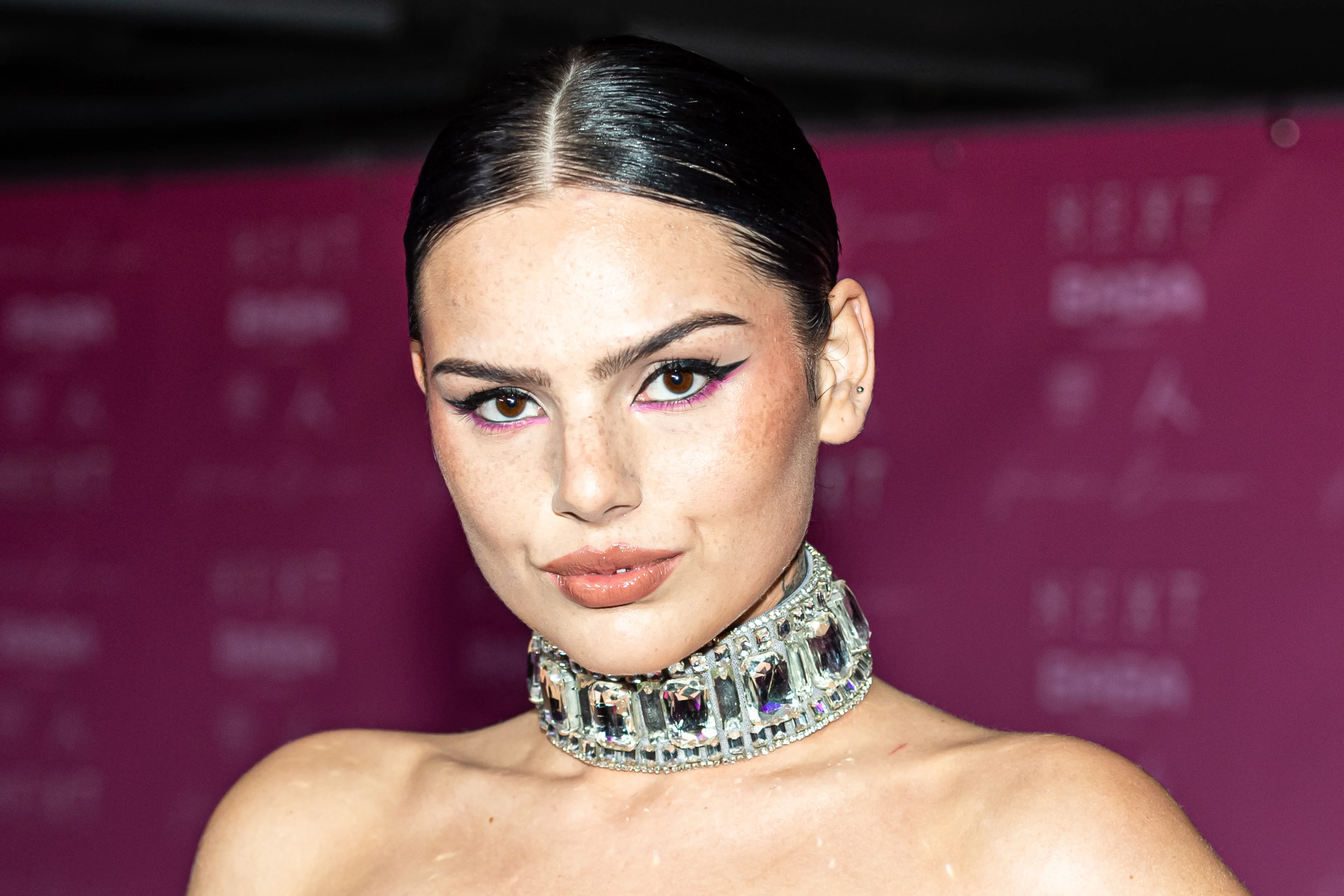 Tientallen boetes voor overtreden coronaregels tijdens clipopname Famke Louise