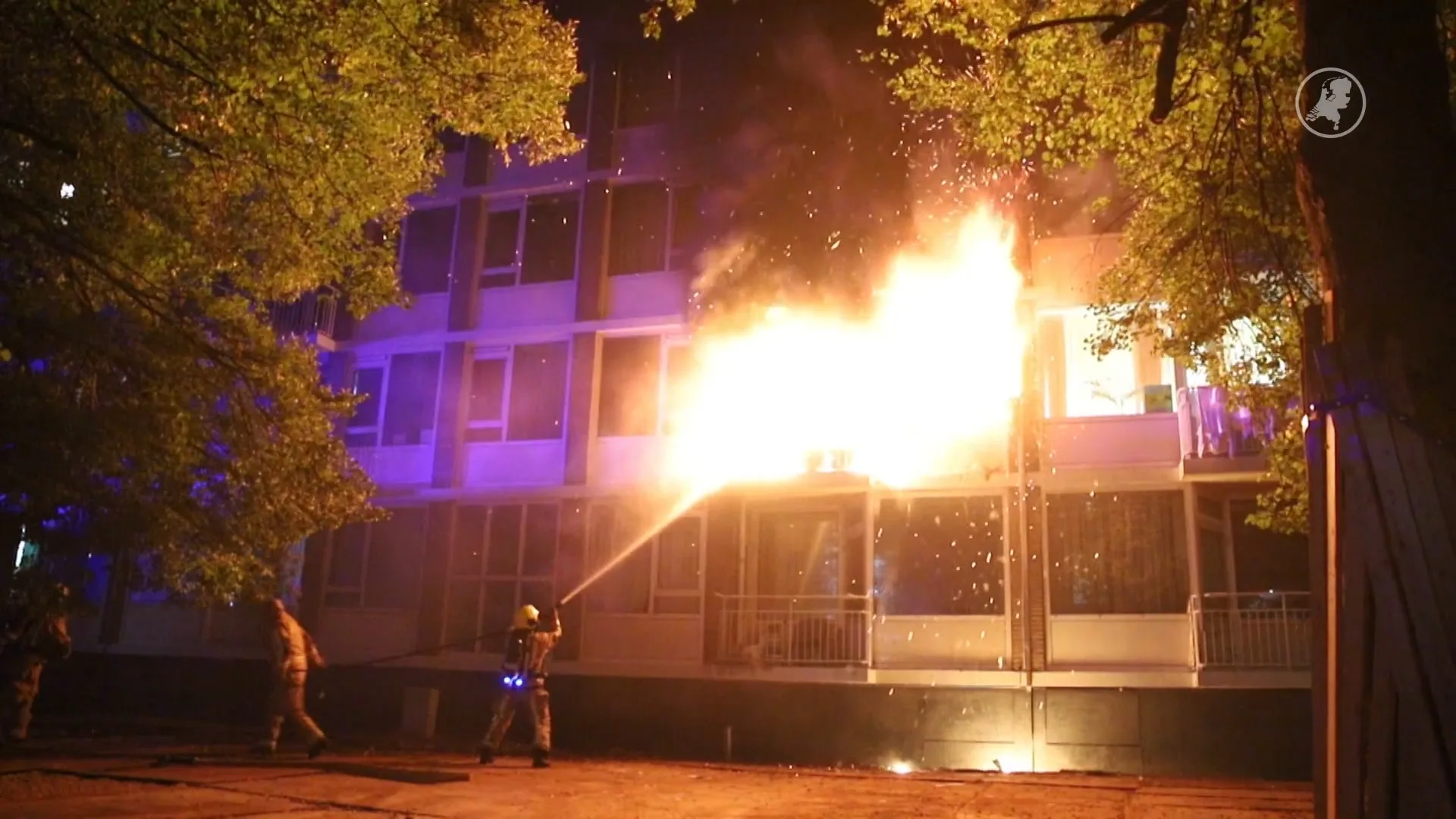 Brandweer haalt meerdere personen van balkon bij woningbrand in flat Den Haag