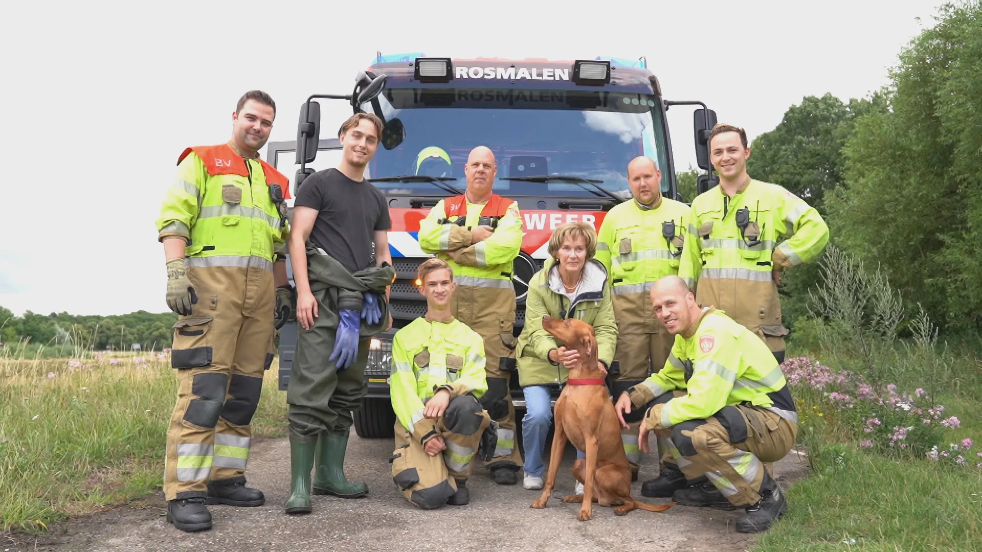 Hond Bèla vast in sloot bij Rosmalen, brandweer redt viervoeter uit water