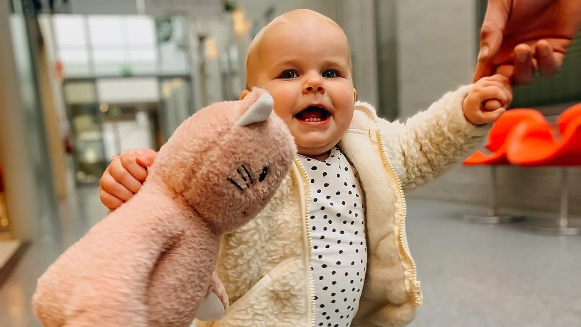 Roos (1) heeft dringend operatie nodig, maar door corona is er maar geen plek