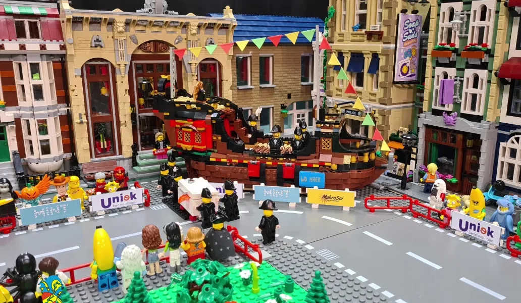 In Neerbeek houden ze dit jaar toch een carnavalsoptocht... met LEGO-wagens! 