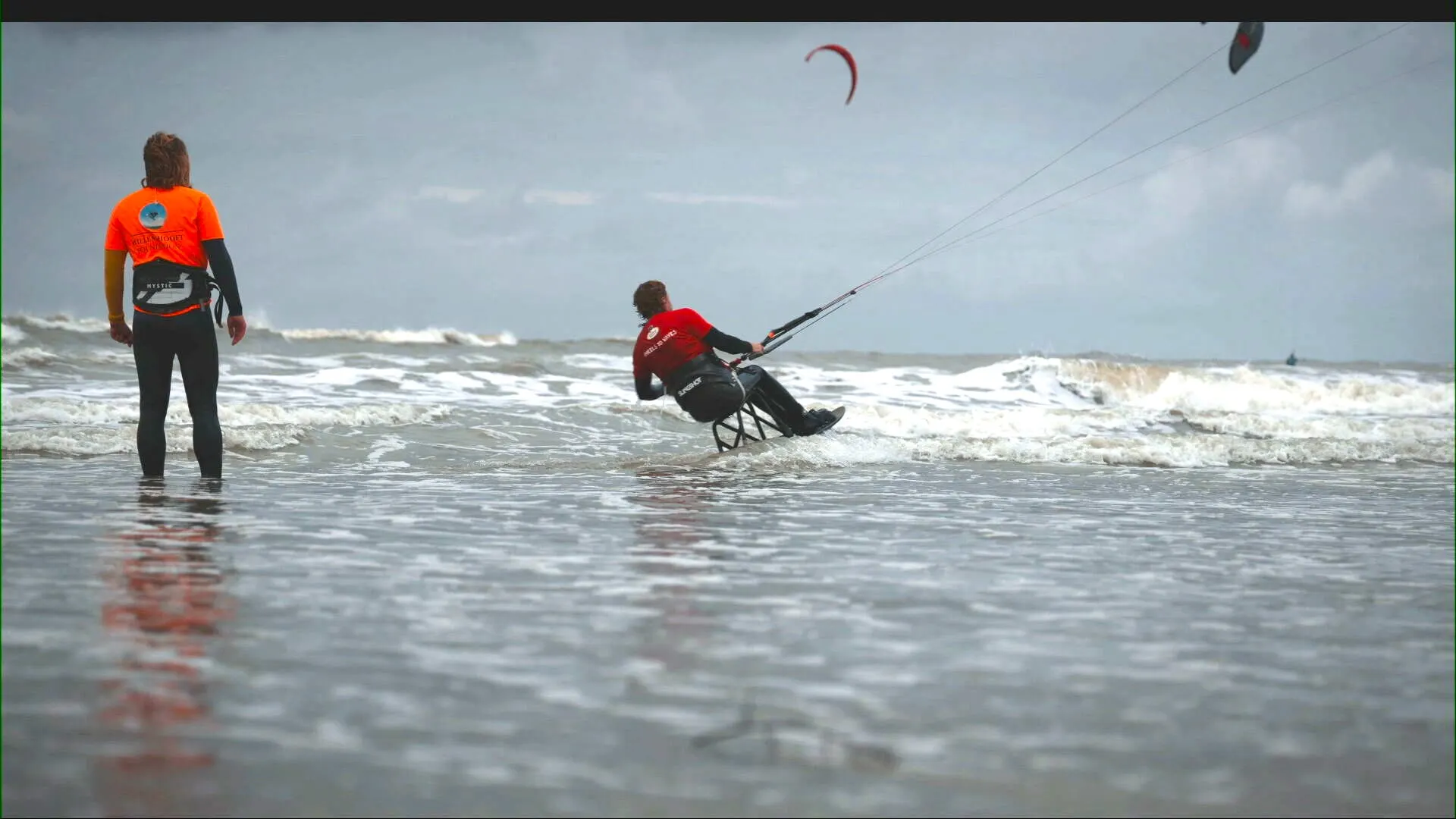 Van Noordwijk naar IJmuiden: Willem zit-kitesurft voor het goede doel: 'Geeft ultieme vrijheid' 