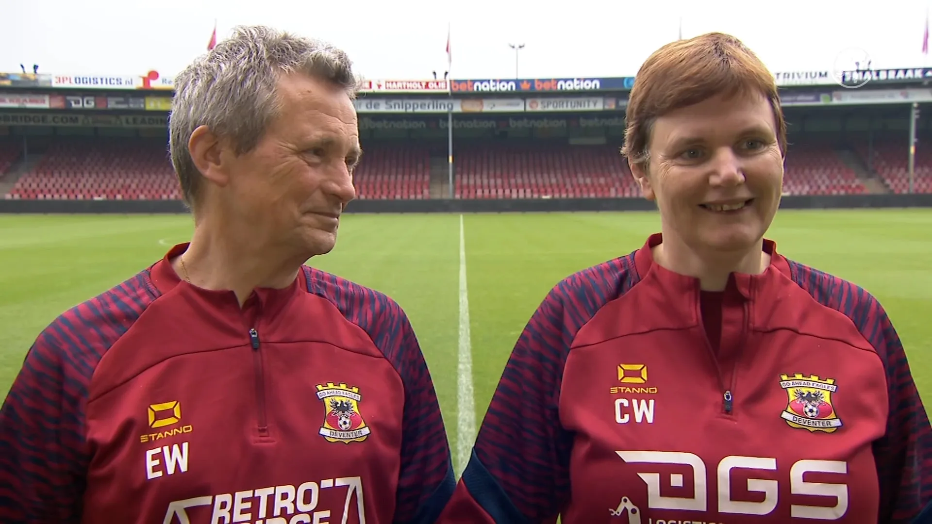 Clubiconen Carla en Eric vieren huldiging Go Ahead Eagles vanuit spelersbus