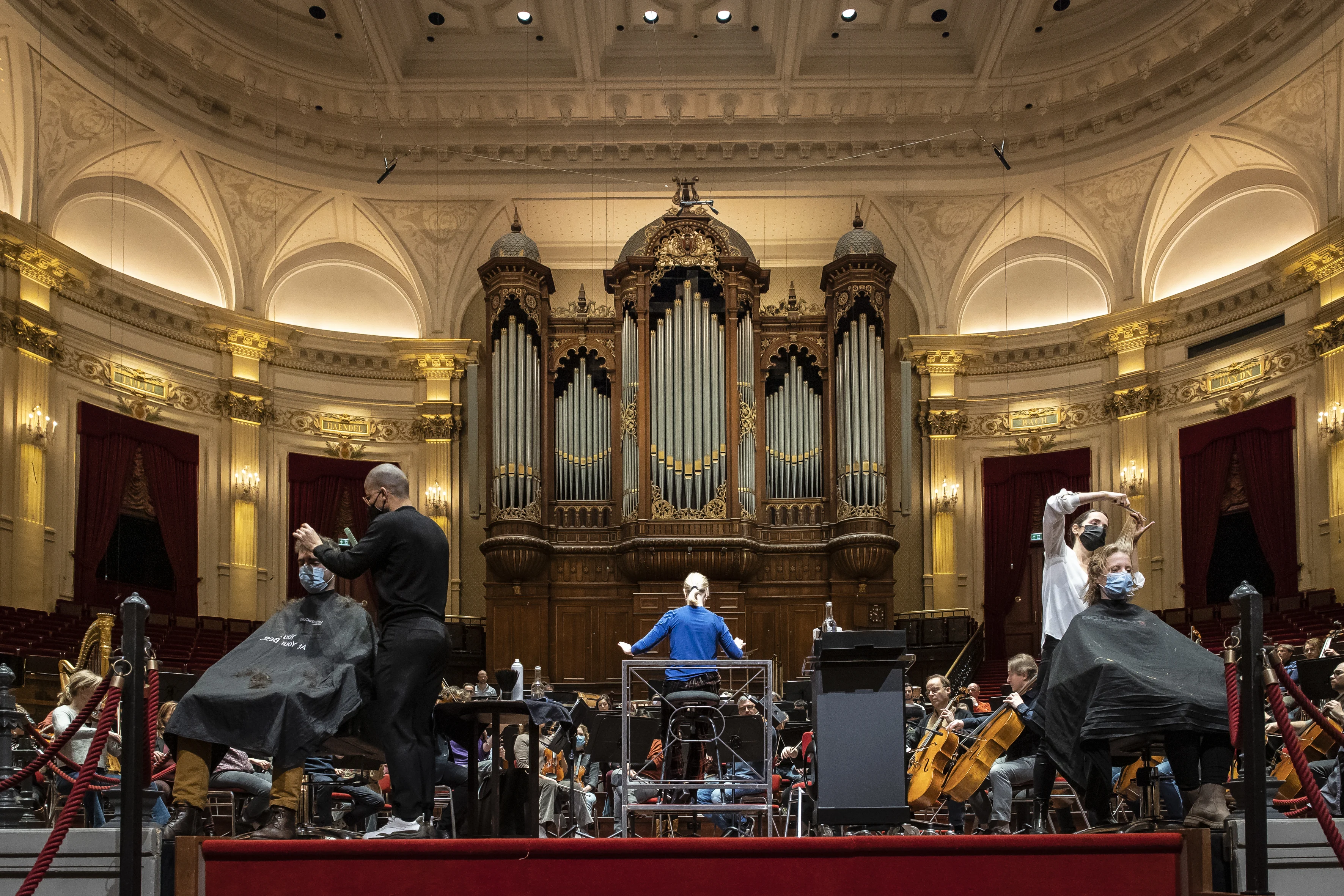 ZIEN: Klant geniet van muzikale knipbeurt in Concertgebouw