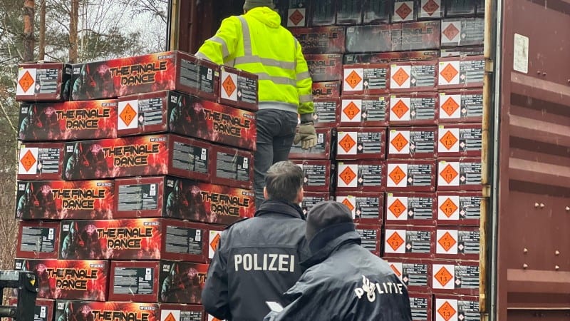 Explosieve samenwerking Duitse en Nederlandse politie: 250.000 kilo illegaal vuurwerk ontdekt
