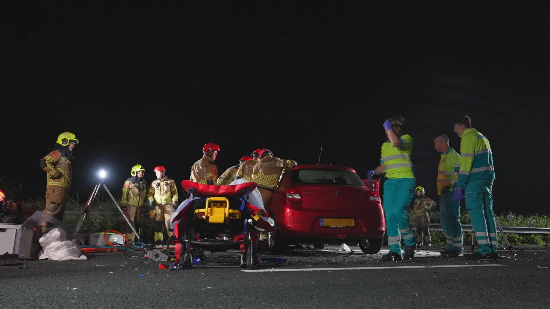 Brandweer bevrijdt beknelde vrouw (55) bij ongeval op A59