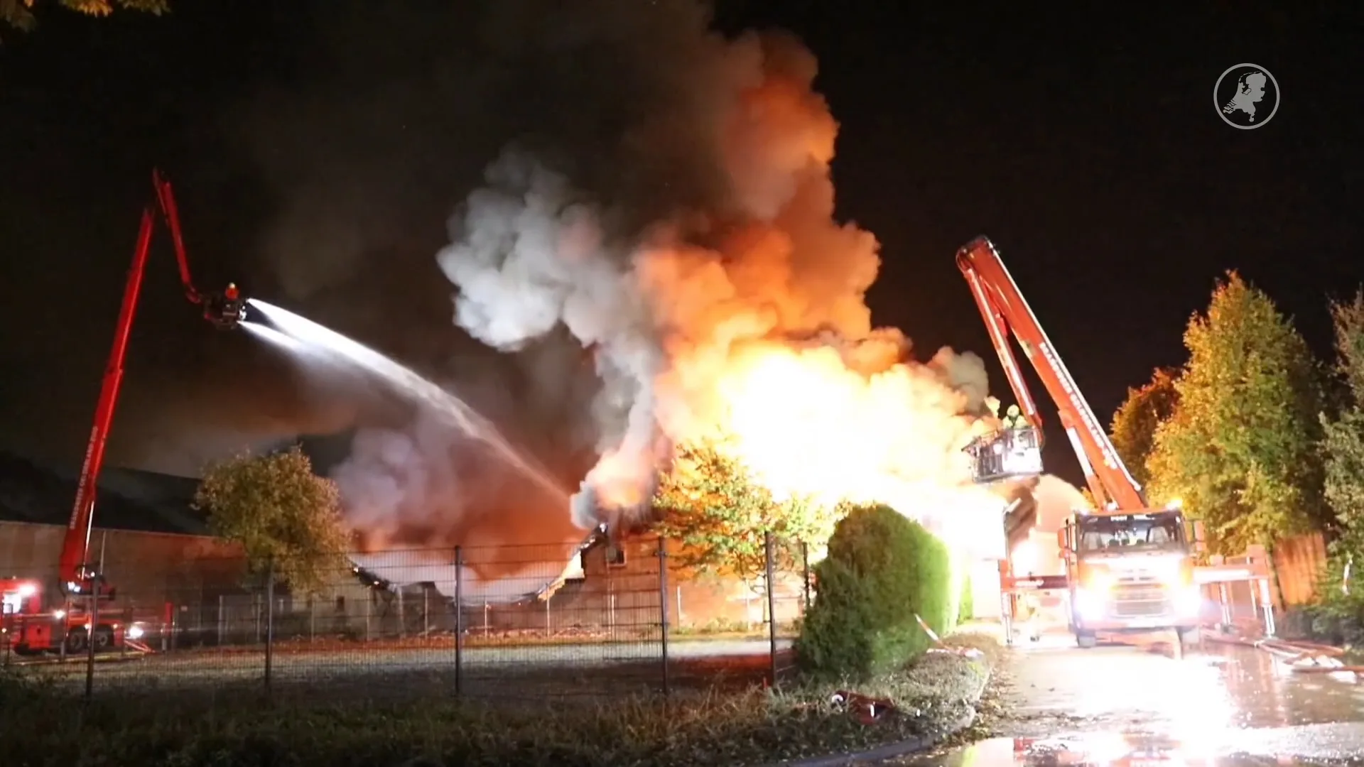 Zeer grote uitslaande brand bij loods in Beneden-Leeuwen