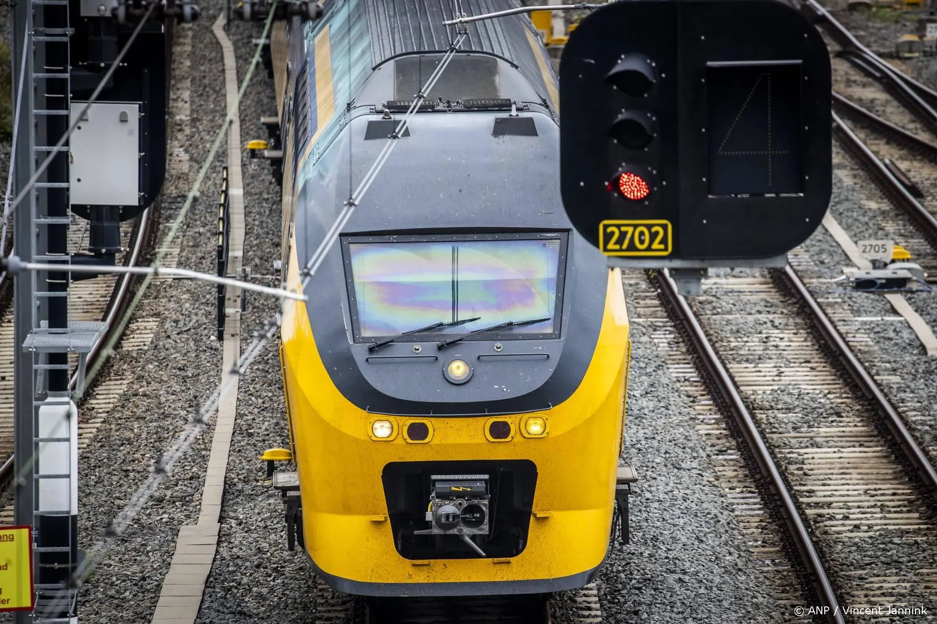 Treinen gestrand door rijp op bovenleiding bij Utrecht
