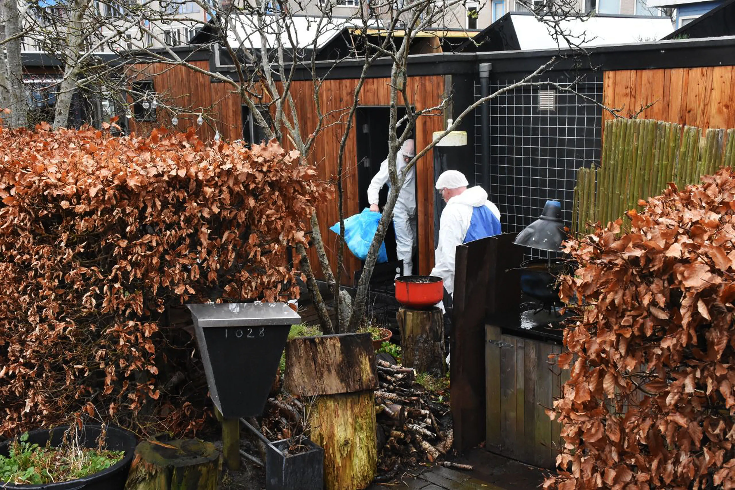 Politie doorzoekt Groningse woonboot in zaak neergestoken agent