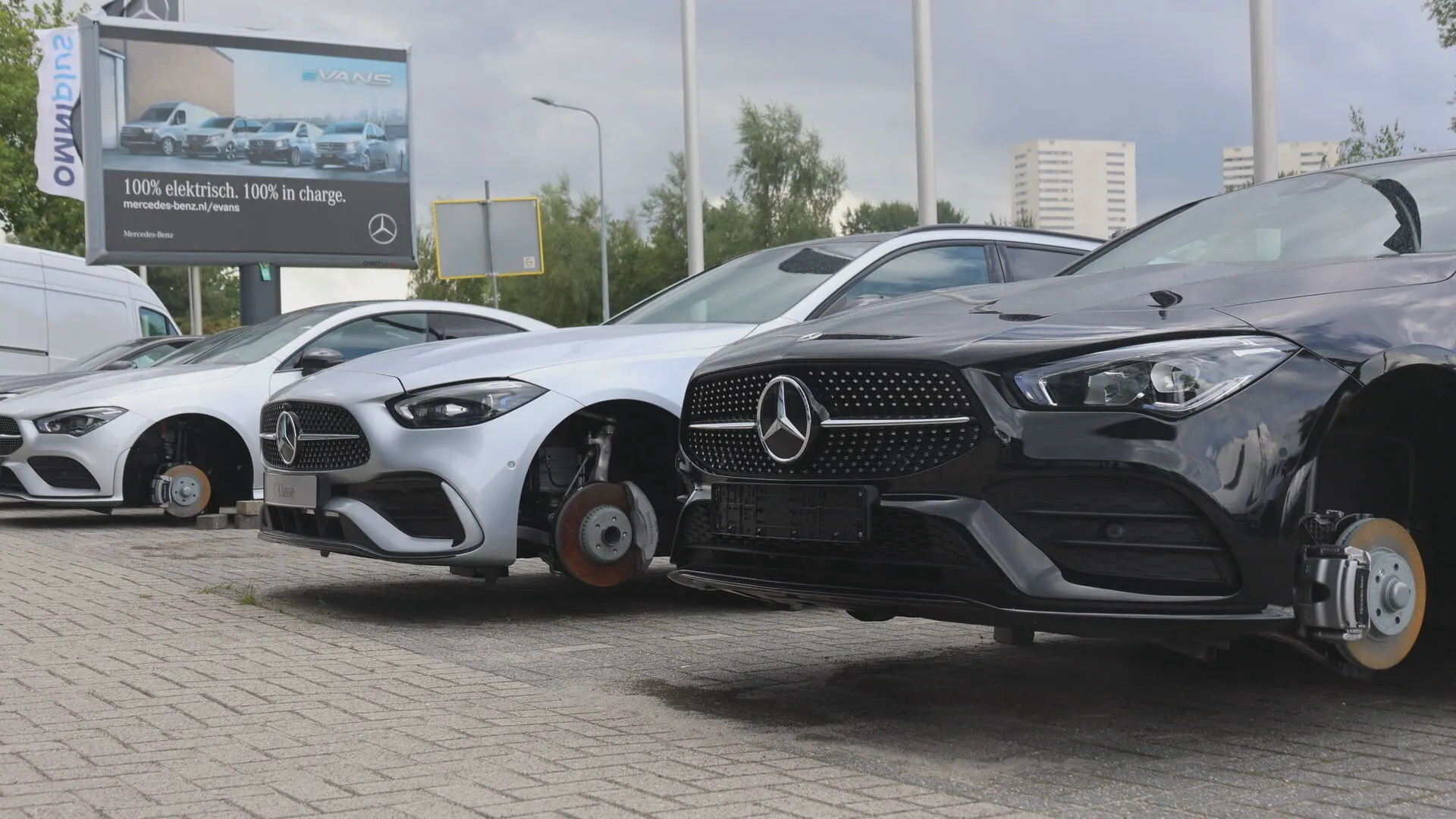 Tientallen dure velgen en banden gestolen bij Mercedesdealer in Groningen