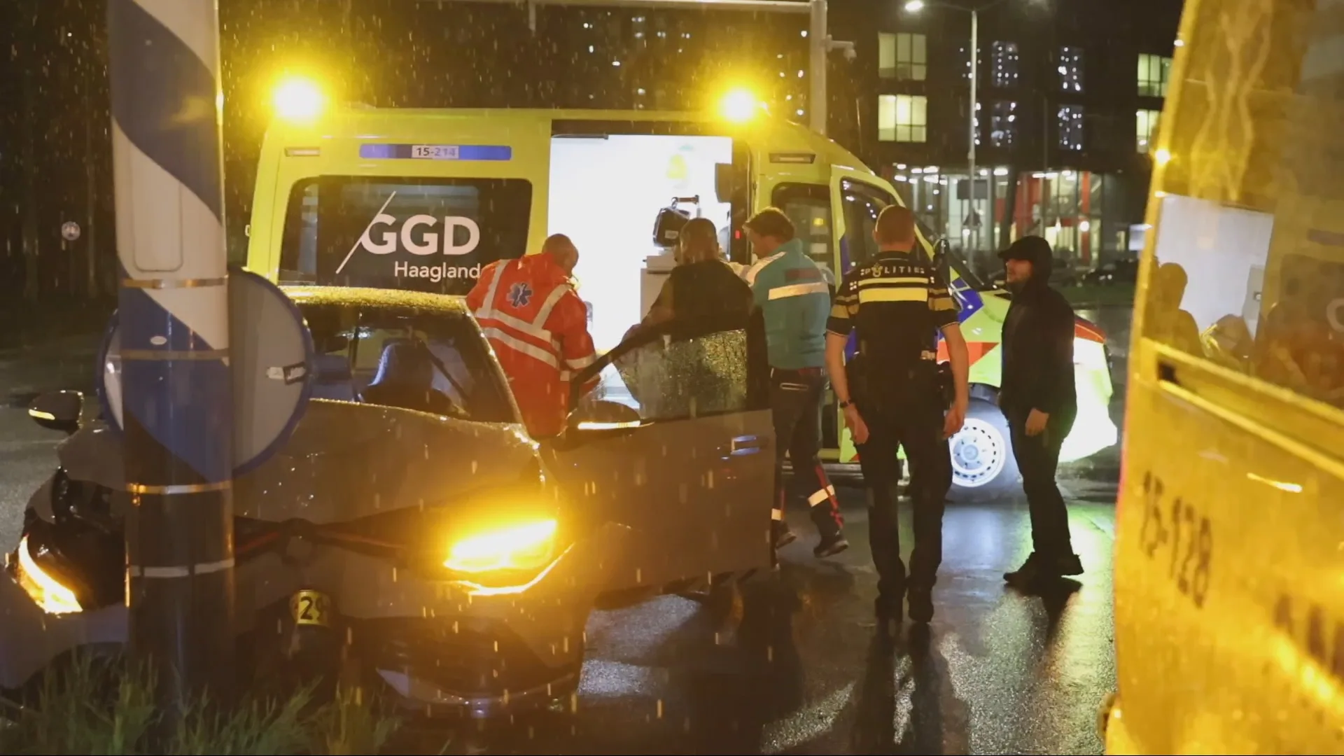 Gewonden nadat auto op paal klapt in Den Haag, lachgasflessen gevonden in voertuig