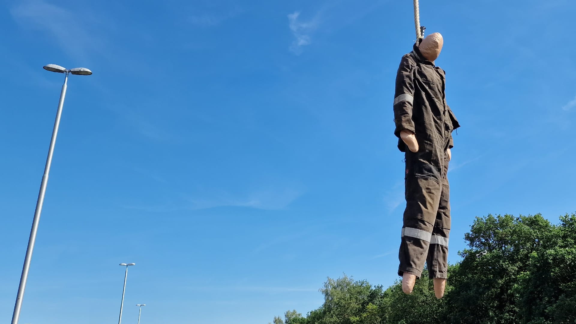 Boze boeren hangen pop aan strop boven snelweg bij Azelo 