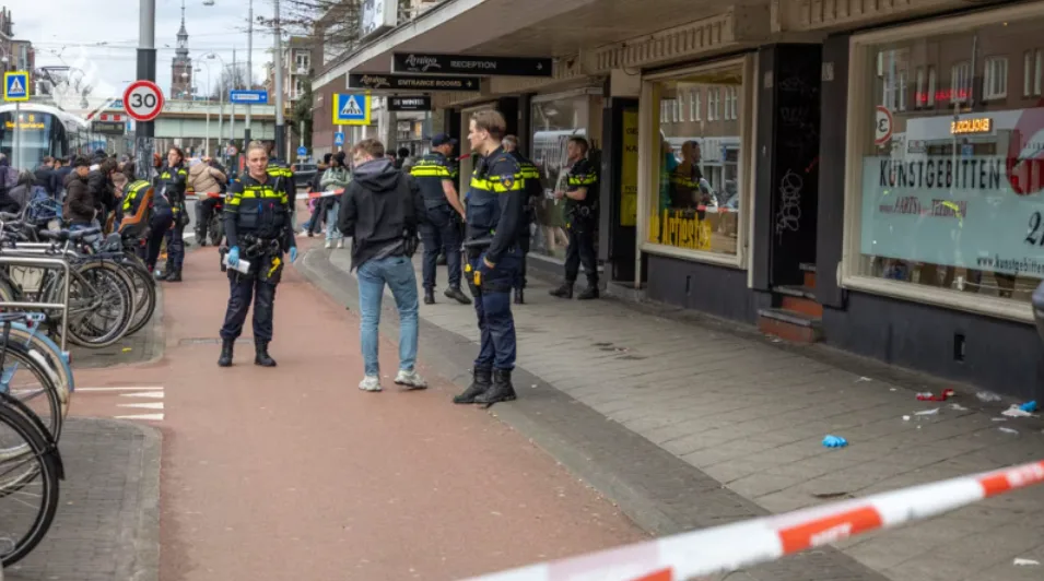 Jongen ernstig gewond door steekincident in Amsterdam, veel jongeren getuige