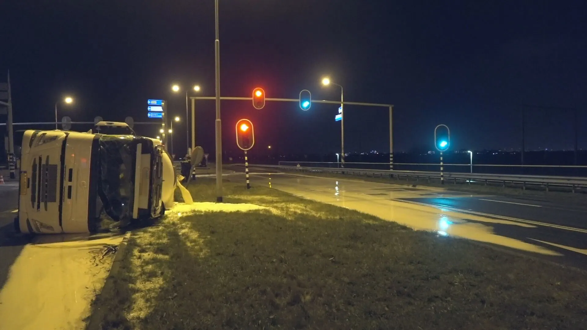 Gekantelde vrachtwagen verandert N203 in 'melkweg'