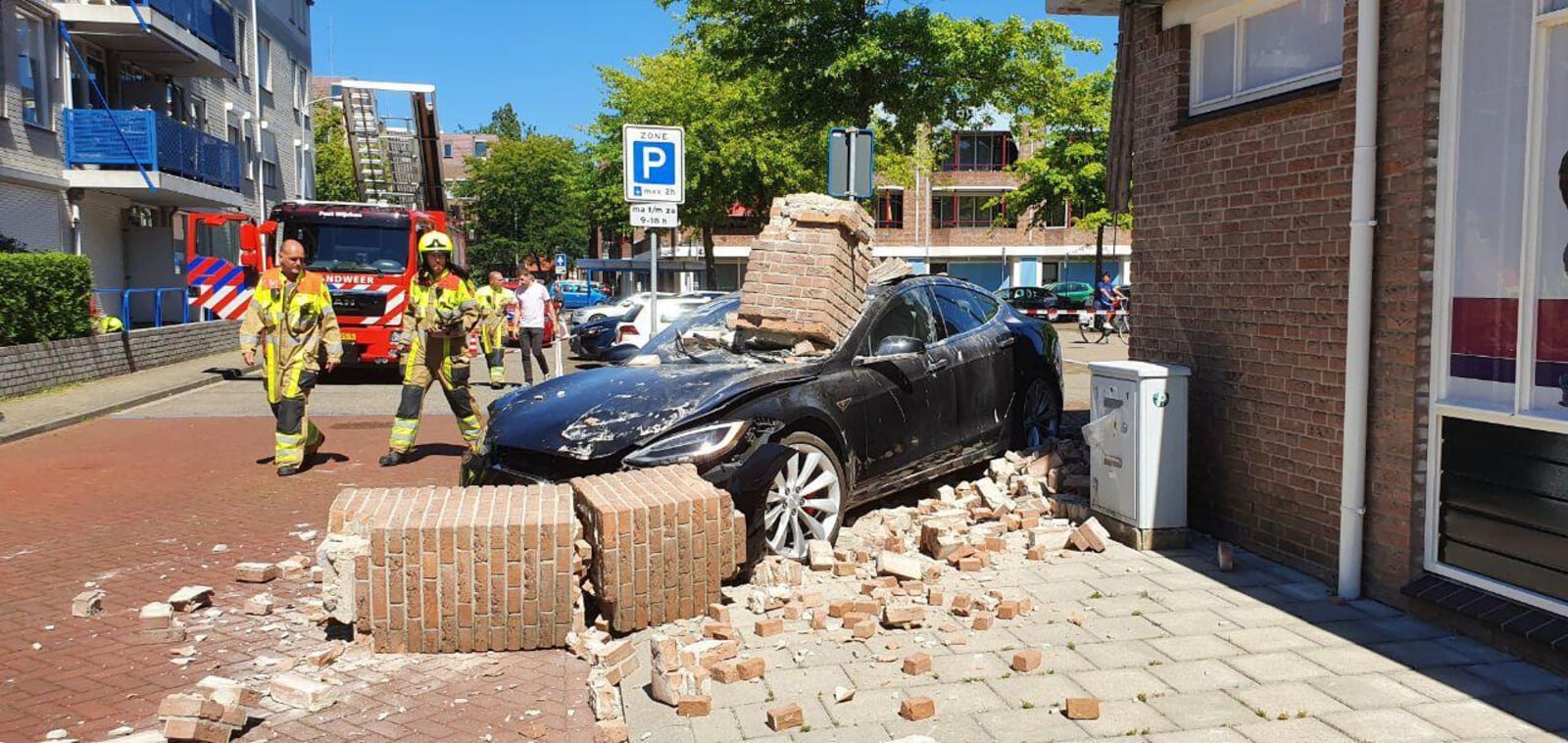 Tesla ramt gevel in Wijchen, vrouw en kind komen met de schrik vrij