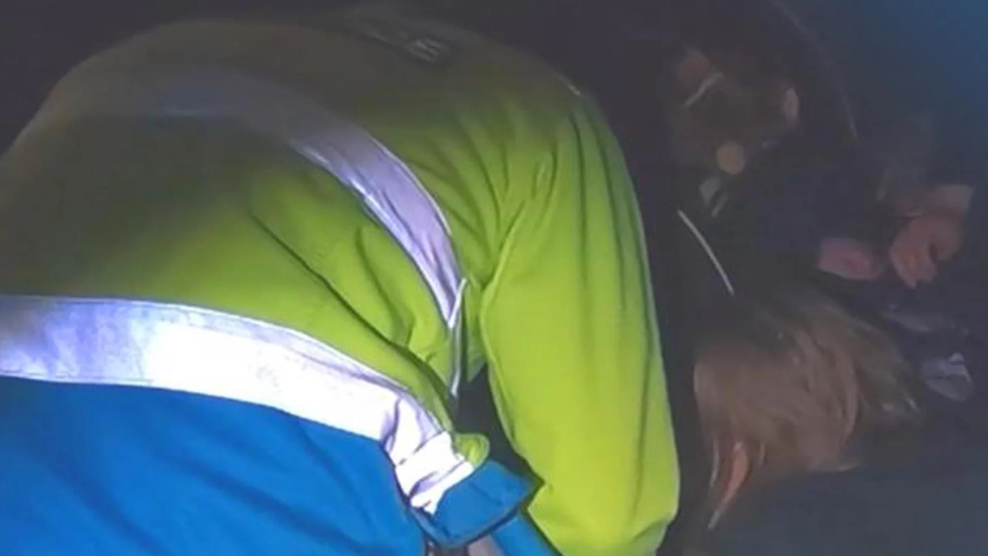 Amsterdamse agenten stuiten tijdens nachtdienst op bevallende vrouw in auto