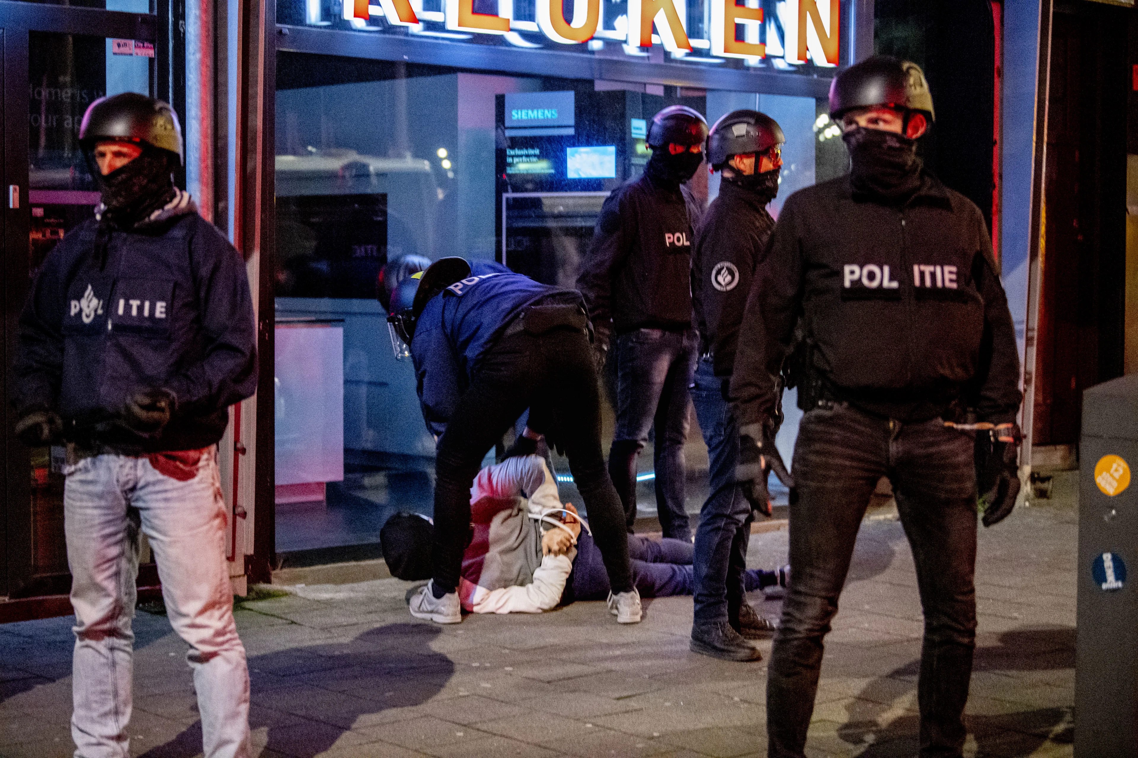 LIVEBLOG | Onrustige avond door ongeregeldheden, tientallen mensen opgepakt