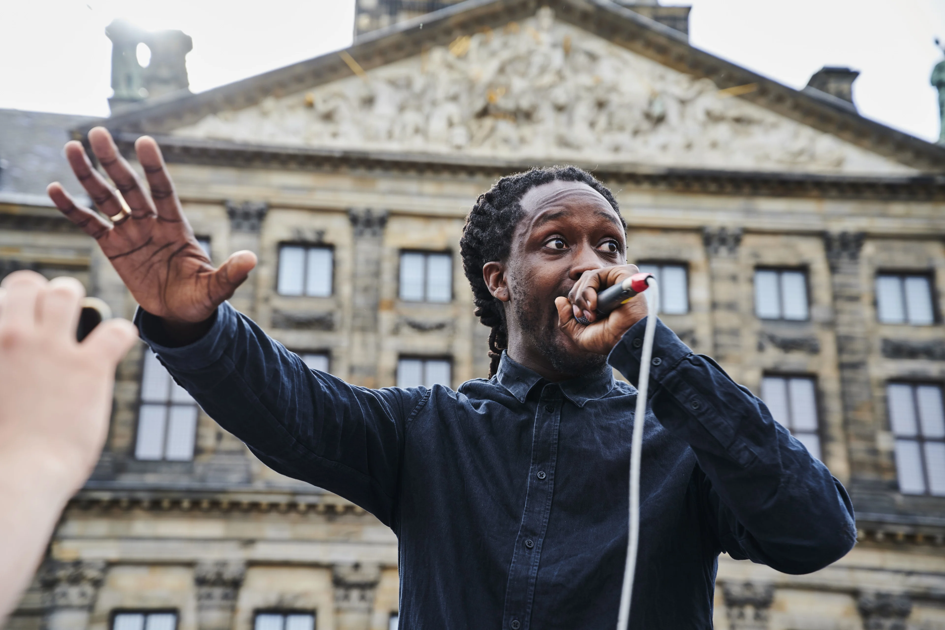 Aangiften tegen rapper Akwasi na dreigen 'op gezicht trappen' Zwarte Piet