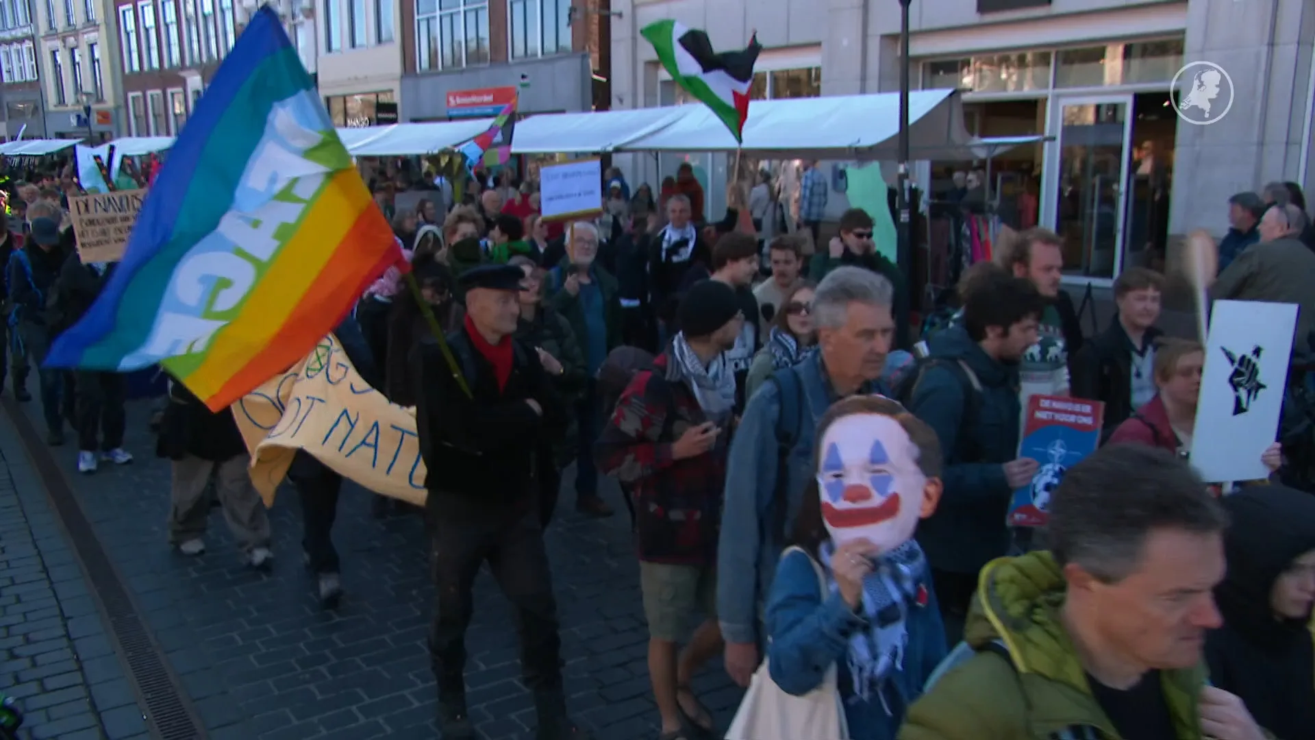 Demonstranten in actie tegen NAVO-oefeningen in Leeuwarden