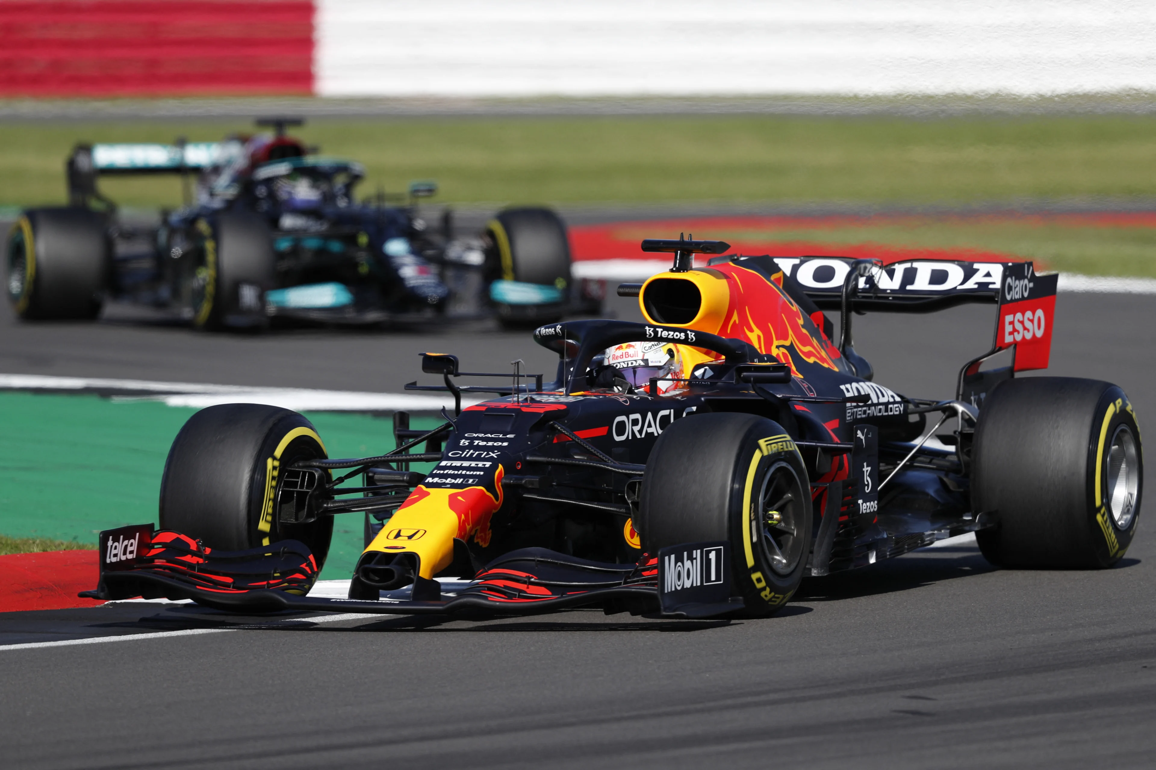 Max Verstappen wint eerste sprintrace Formule 1 en pakt pole