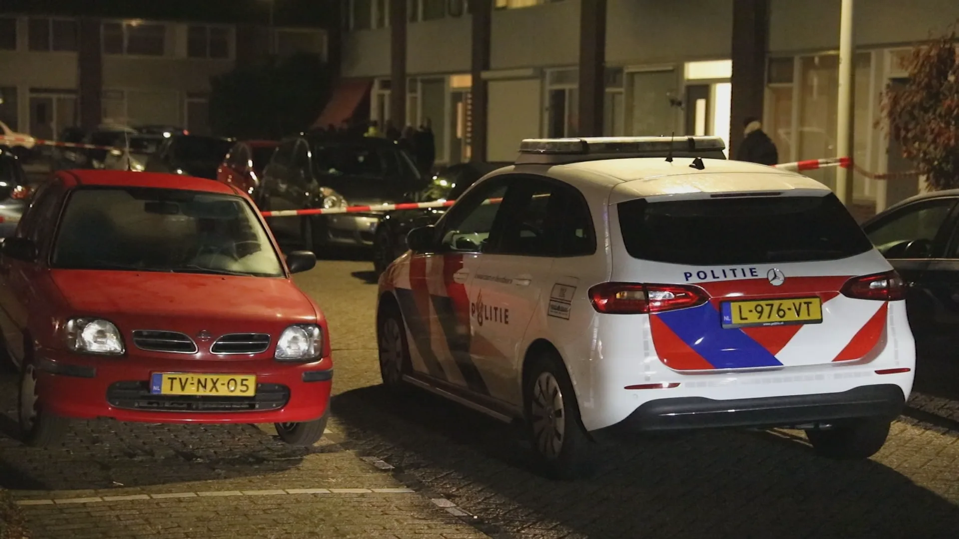 Man verwondt vrouw en zoon met mes, twee andere kinderen springen uit het raam