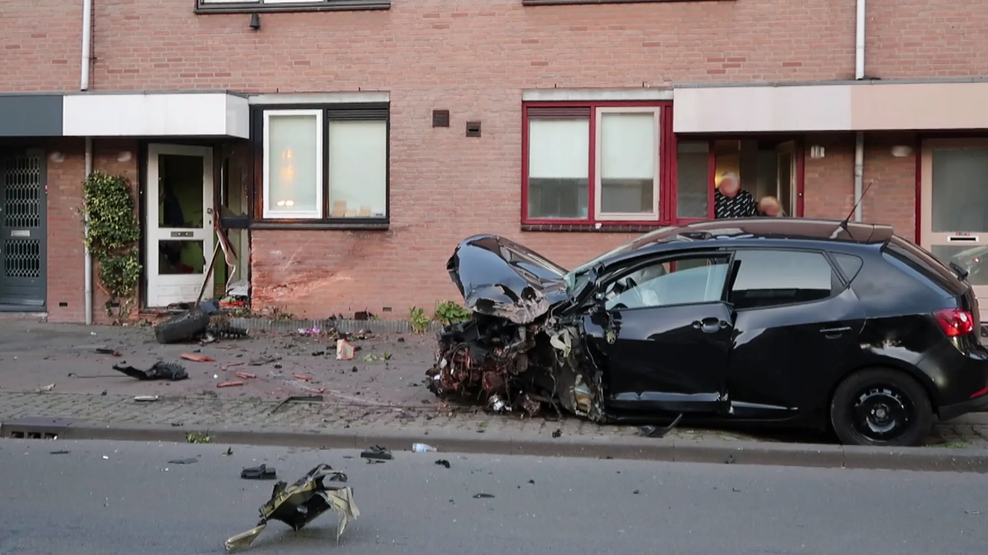 Automobilist met twee liter lachgas in auto ramt huis in Breda