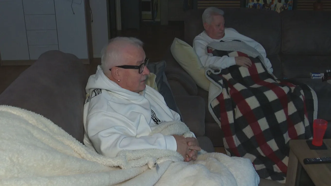 Ouderen in Rotterdamse flat weken in de kou, jas aan in huis