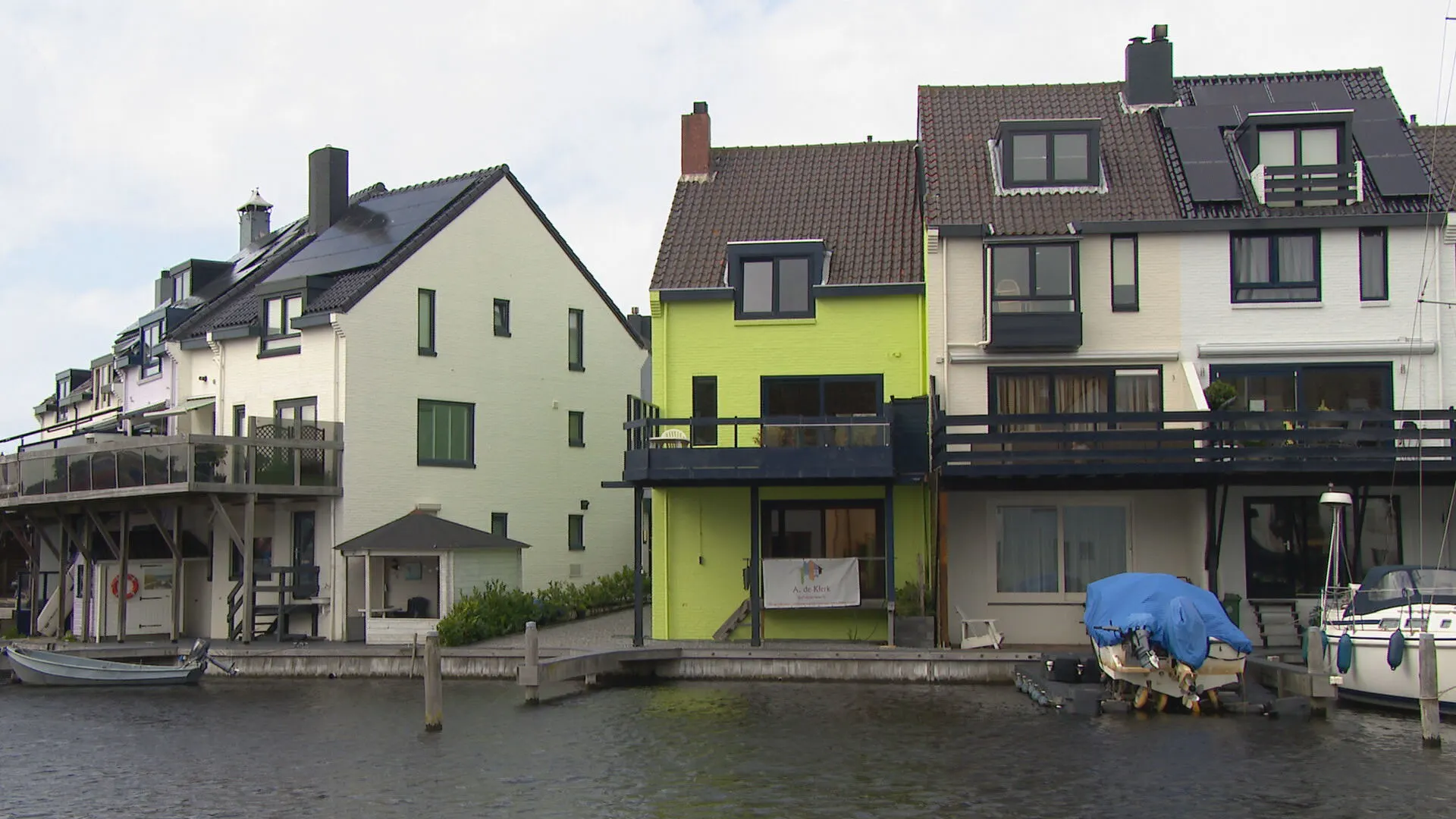 Helderse kleurenaffaire eindelijk ten einde: felgroen huis van Ineke is nu iets lichter groen