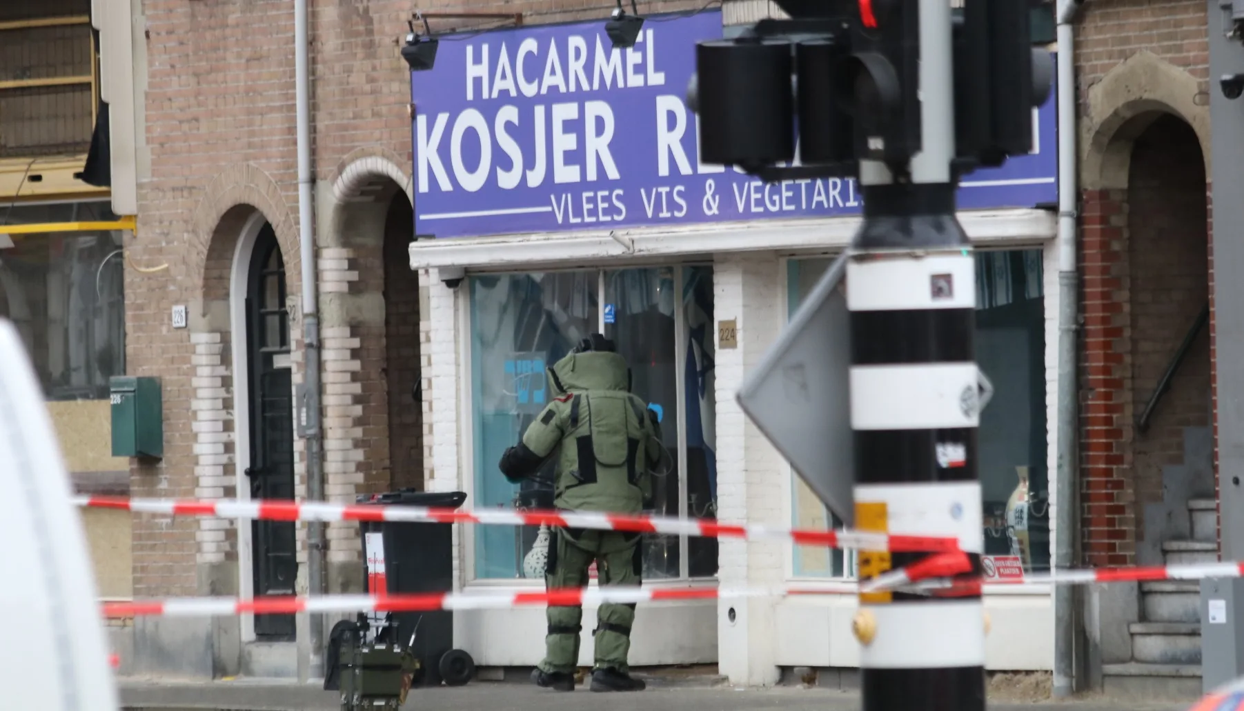 Verdacht pakket bij Joods restaurant HaCarmel in Amsterdam, geen explosief gevonden