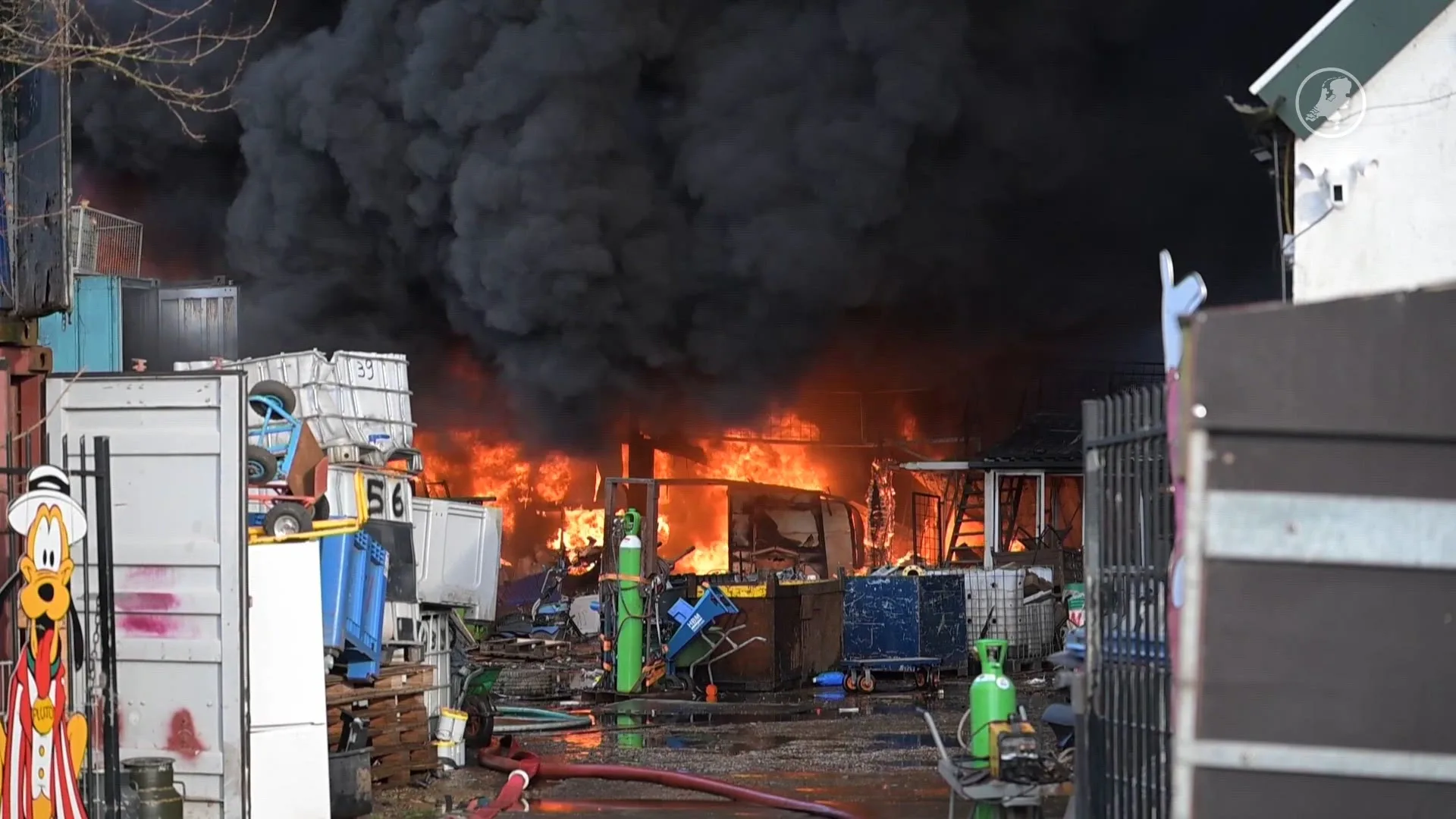 Dikke, zwarte rook bij grote brand in Hellevoetsluis, paarden opgevangen