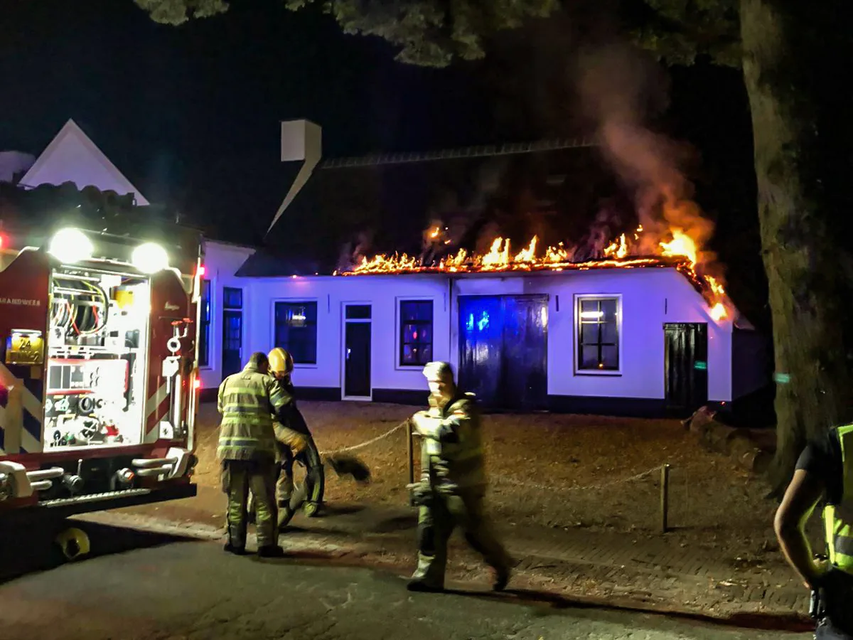 Brand in rieten dak miljoenenproject De Oude Smidse in Lage Vuursche