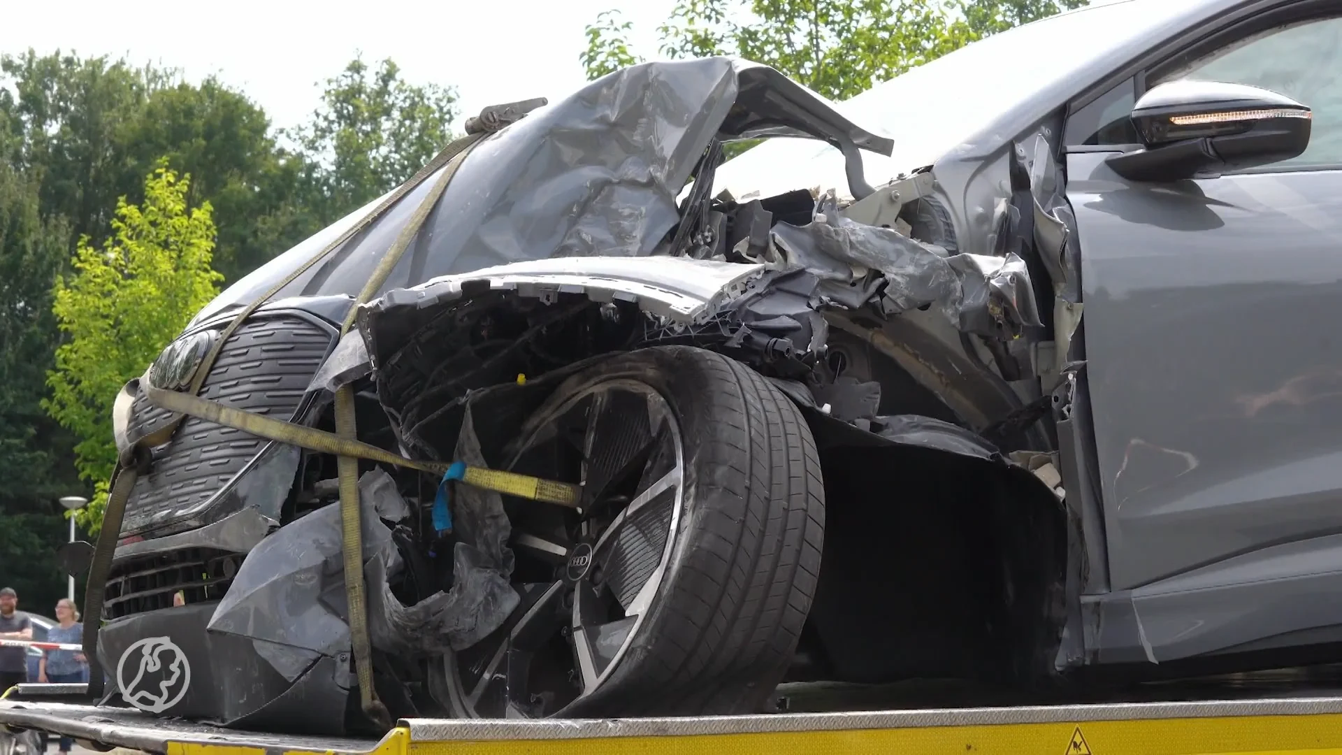 Jongetje (7) kruipt achter stuur van auto en rijdt woning binnen