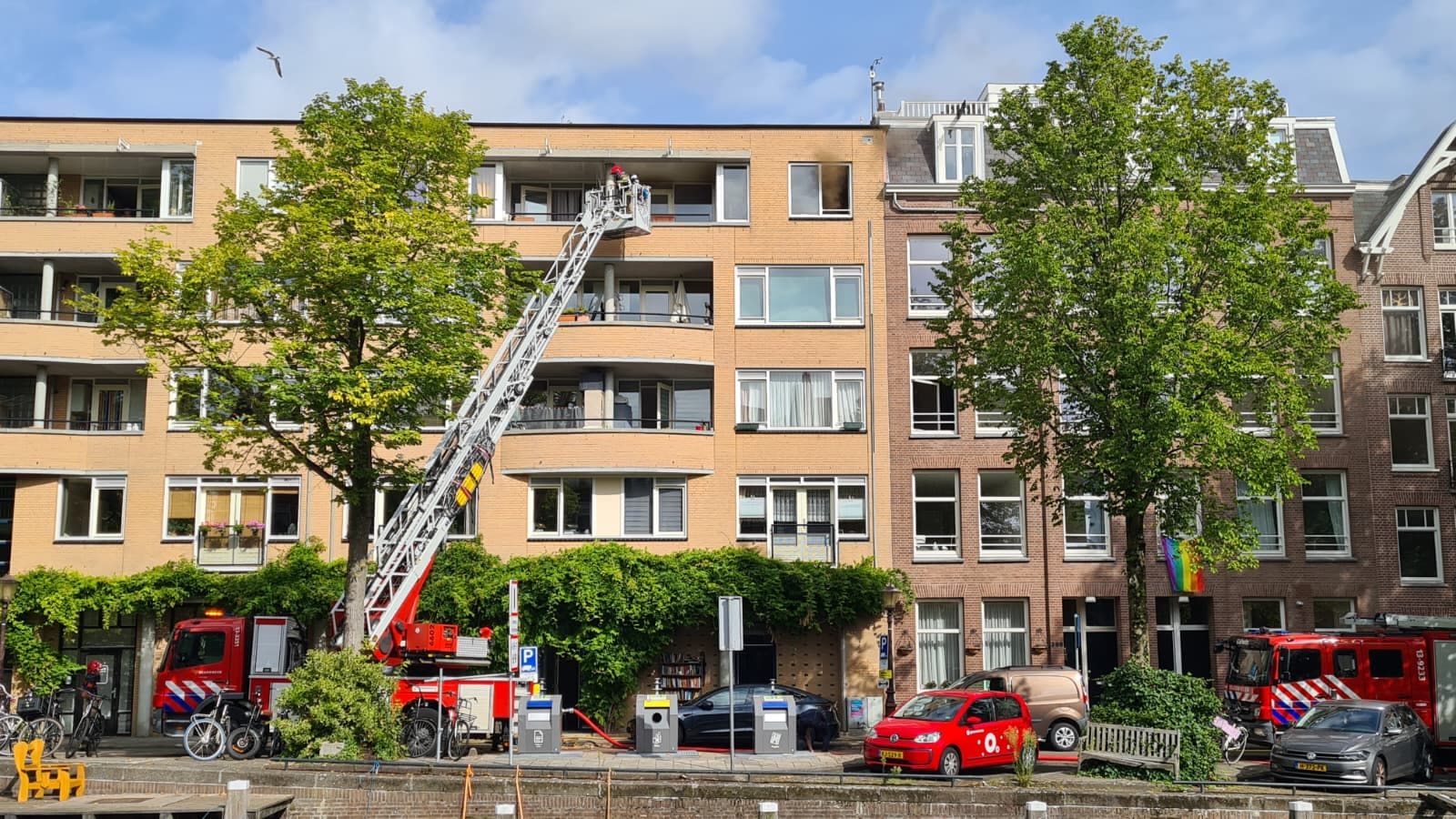 Dode door woningbrand in Amsterdam, gewonde naar het ziekenhuis