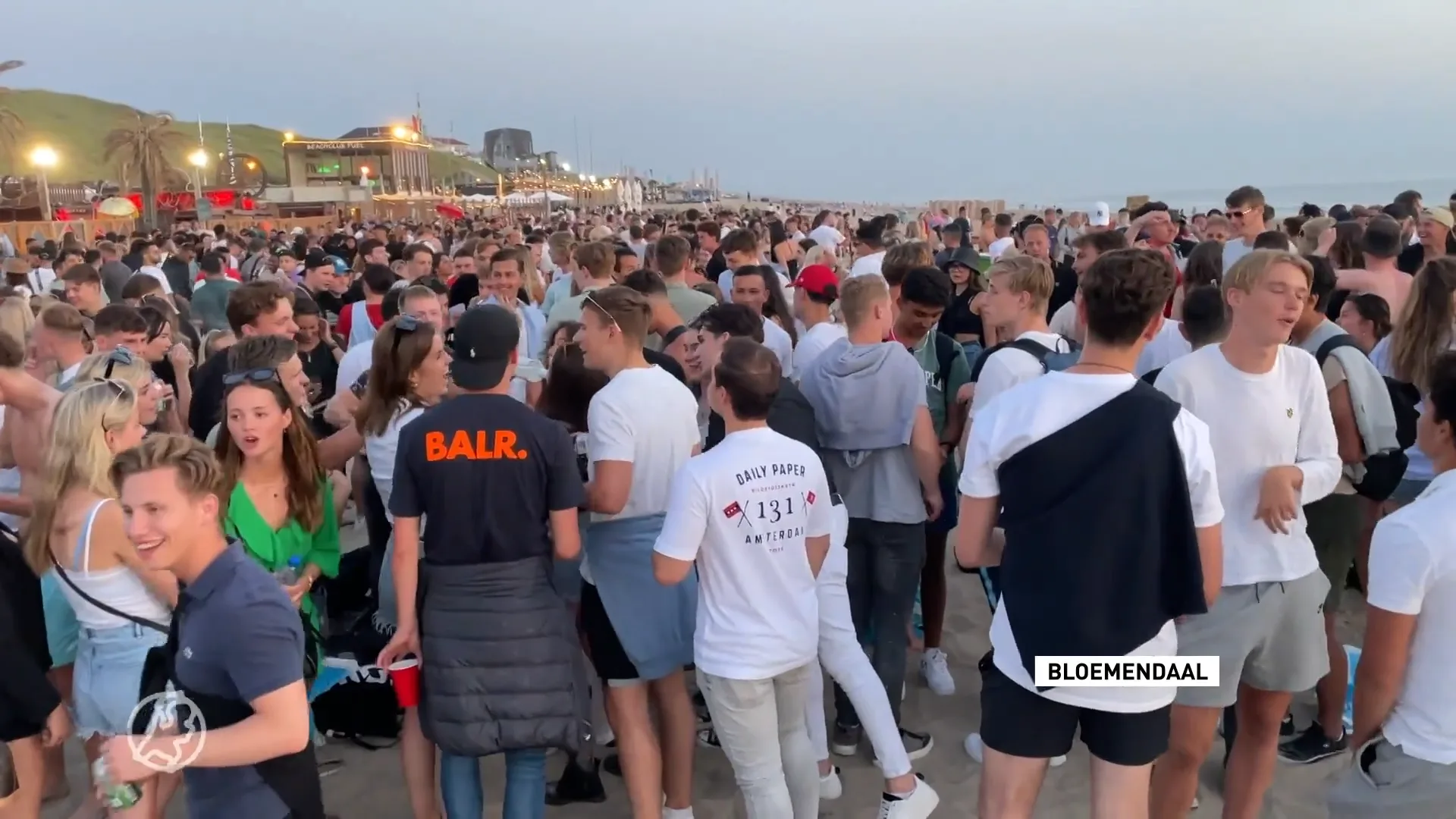 Tropische stranddag eindigt in vechtpartijen: honderden jongeren keren zich tegen politie