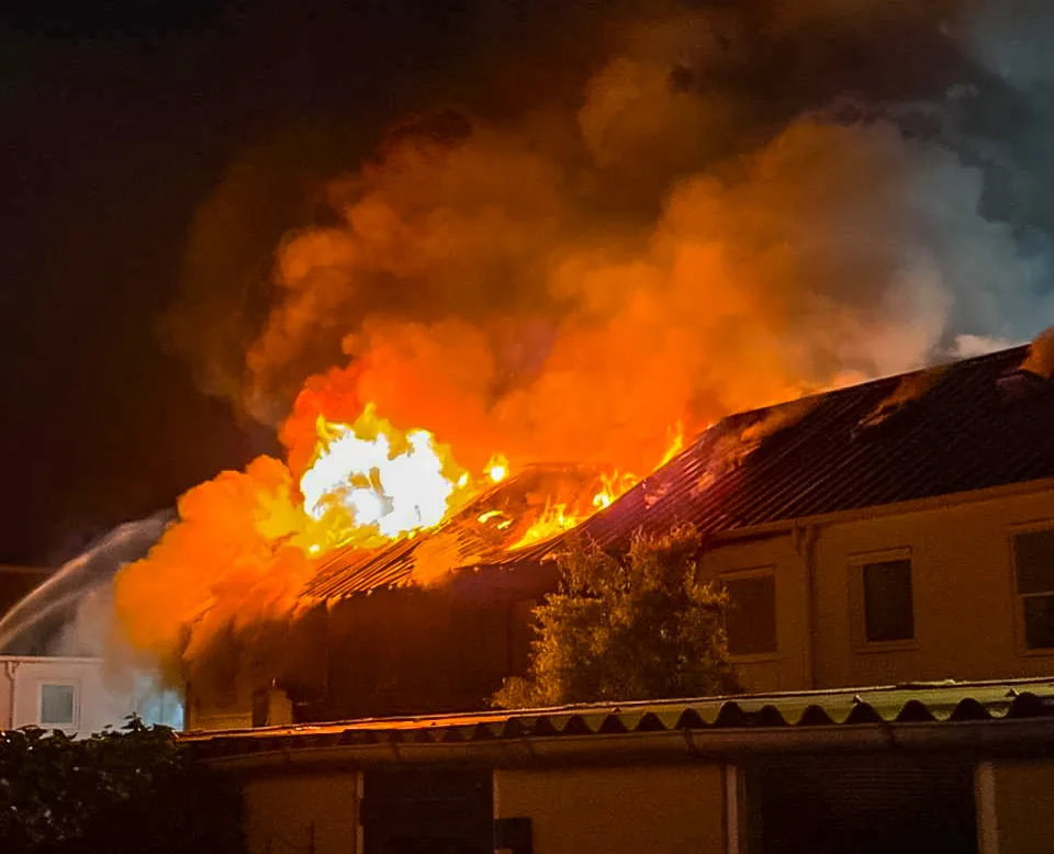 Enorme brand legt woonblok in de as in Didam, meerdere woningen gesloopt