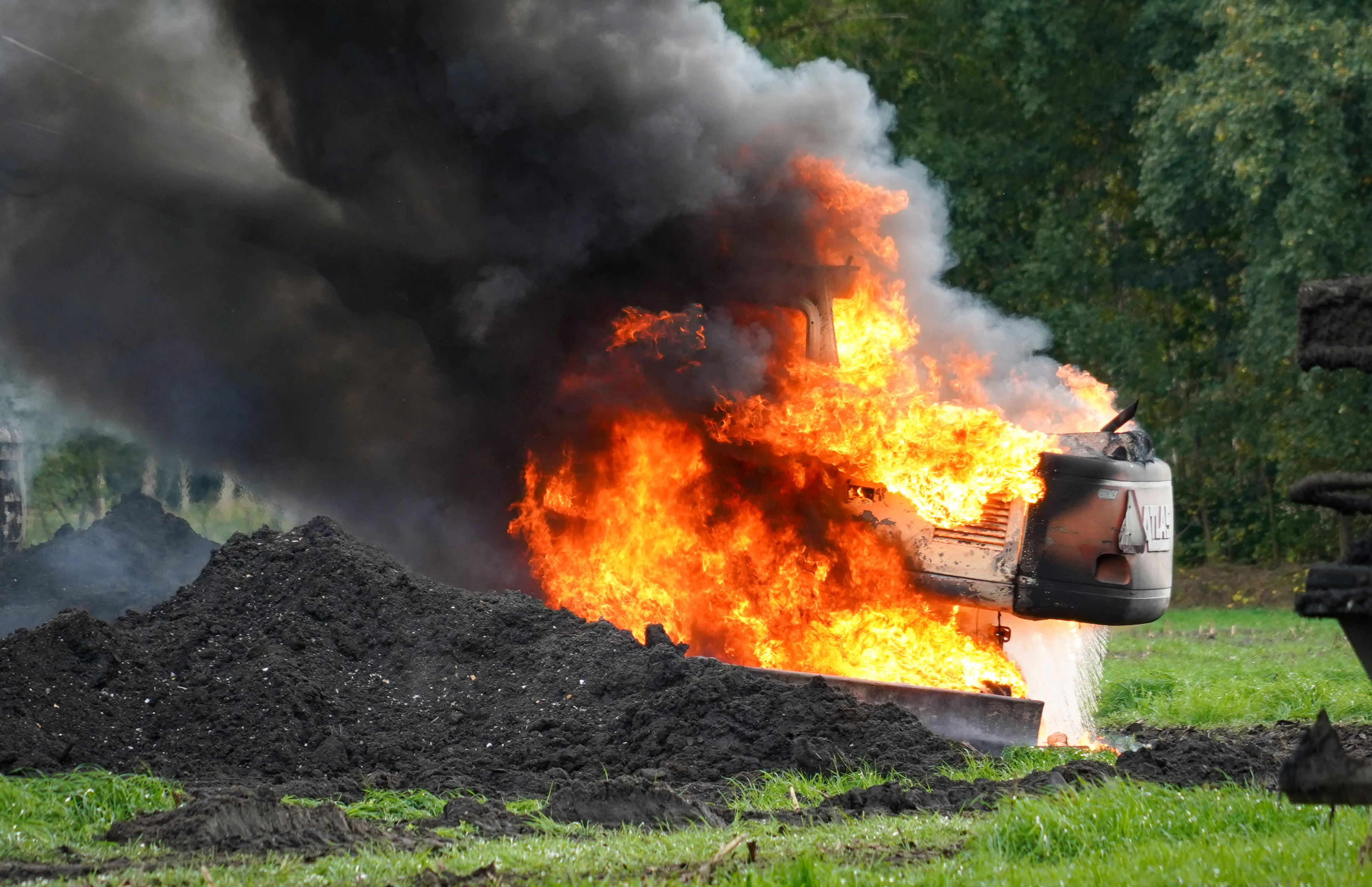 ZIEN: Grote vlammenzee legt graafmachine in de as