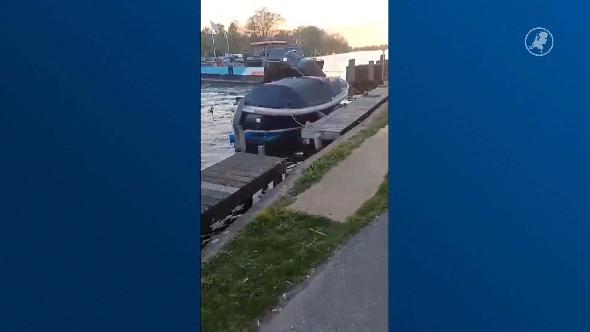 Pontdrama in Buitenkaag: cabrio zinkt na bizarre fout