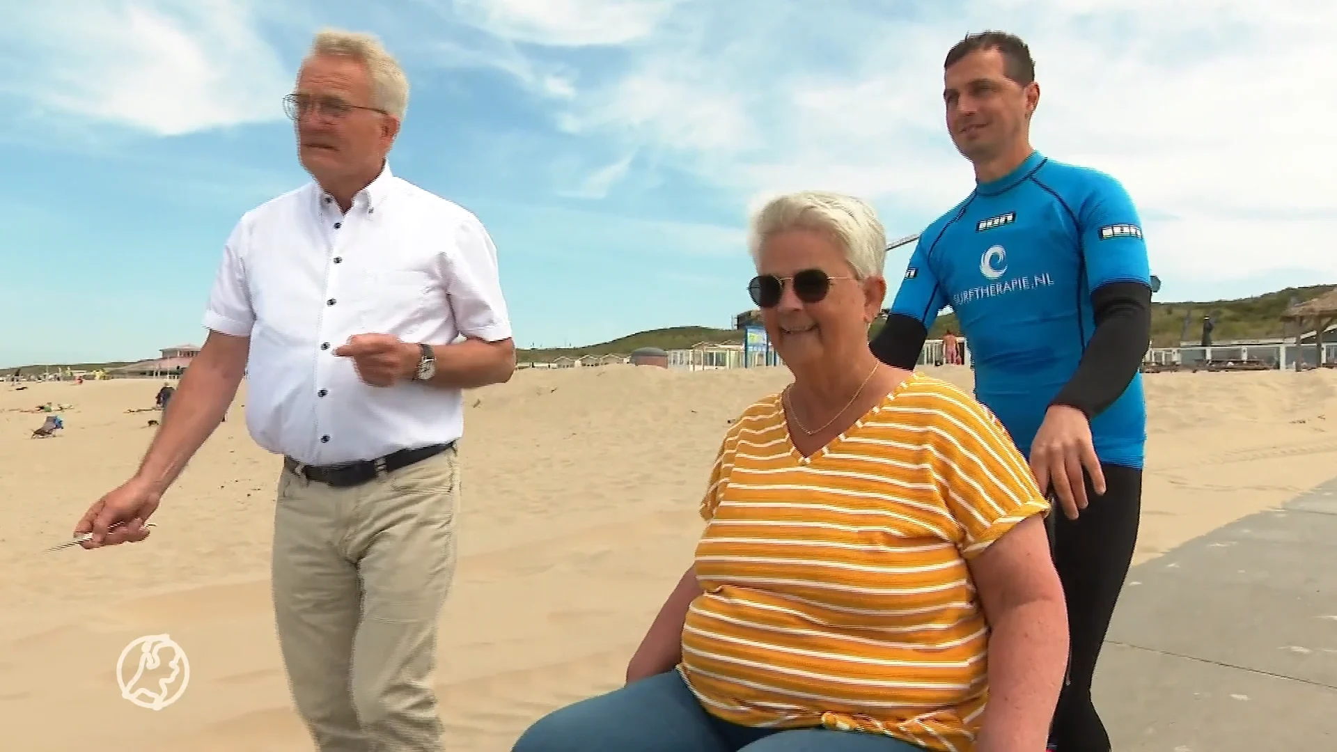 Eindelijk ziet Gerri de zee van dichtbij: Wijk aan Zee heeft nu een rolstoelpad helemaal tot de vloedlijn