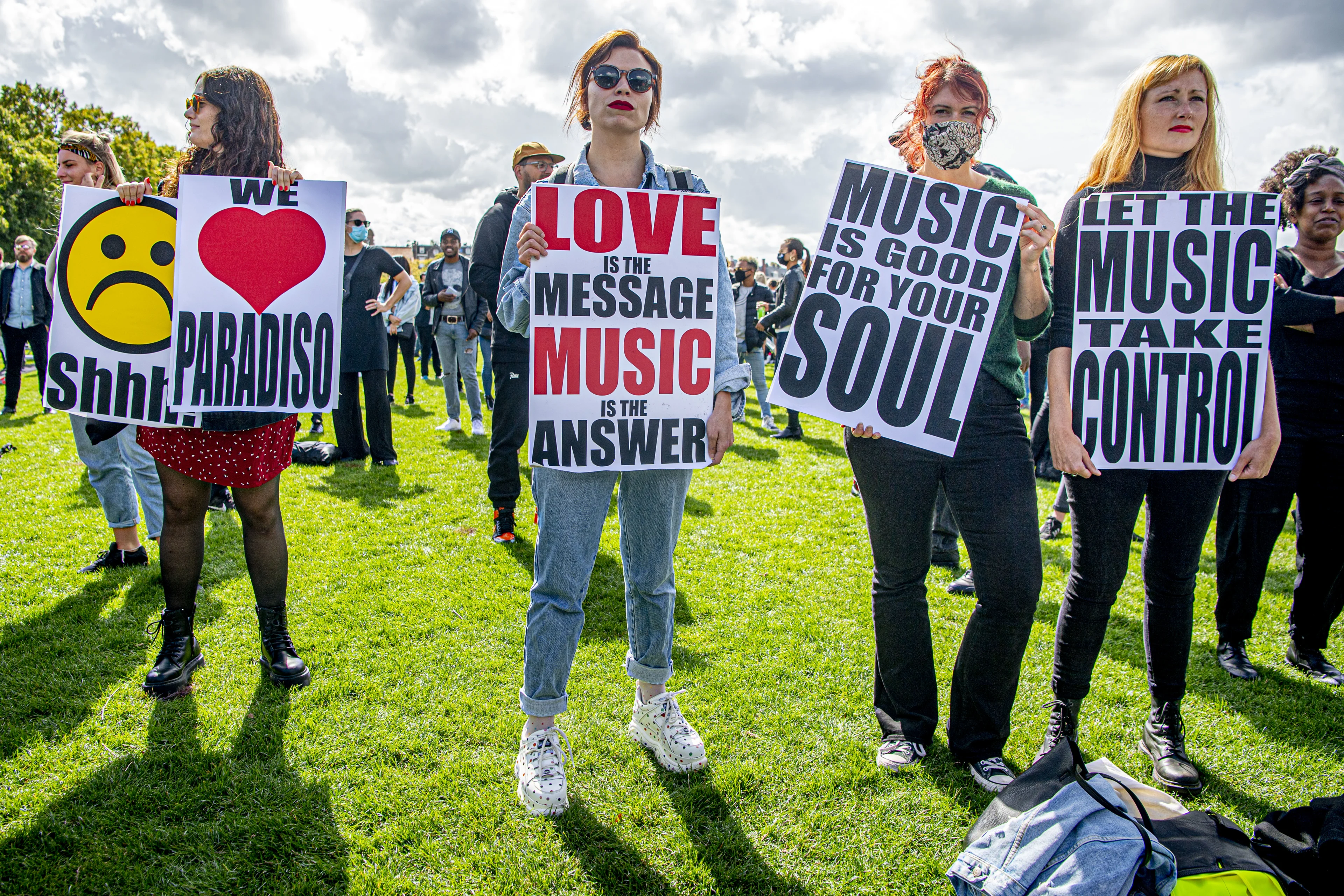 Helft van de Nederlanders vindt heropening van nachtclubs onverantwoord
