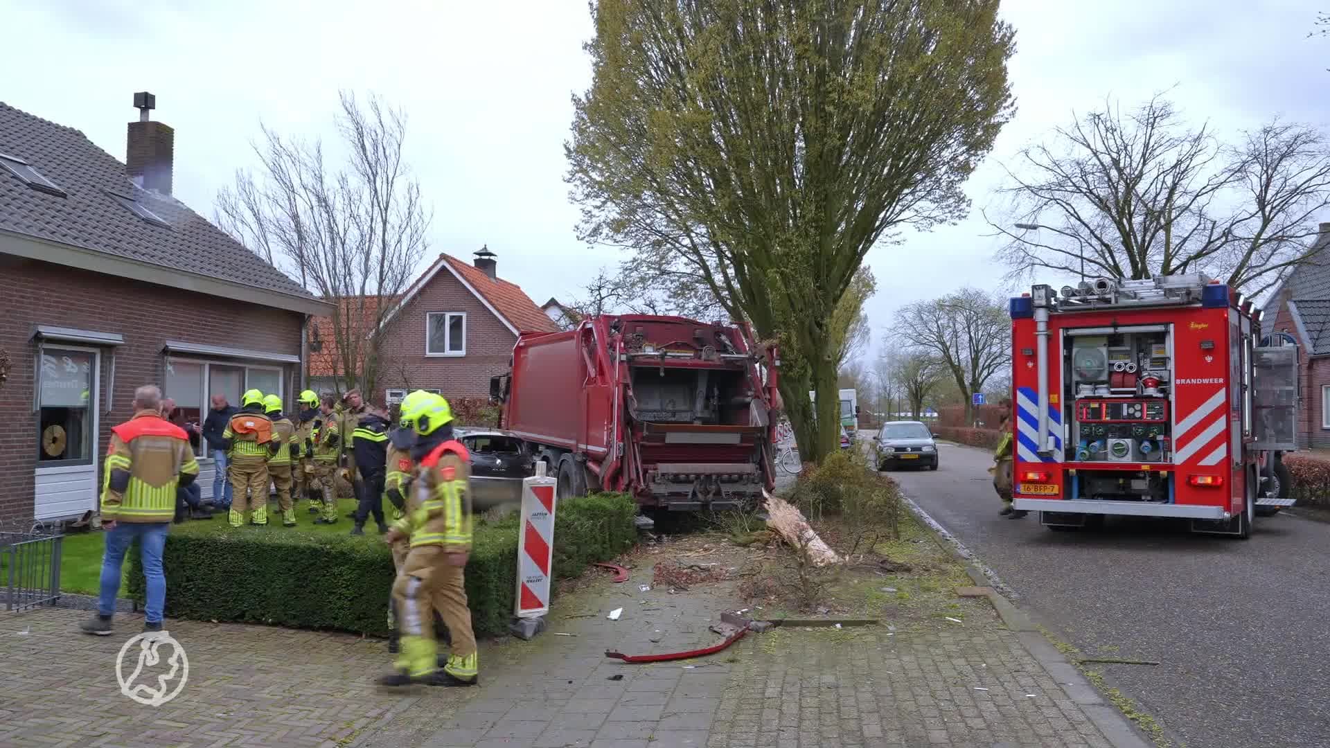 Chauffeur raakt onwel en belandt met vuilniswagen in voortuin  