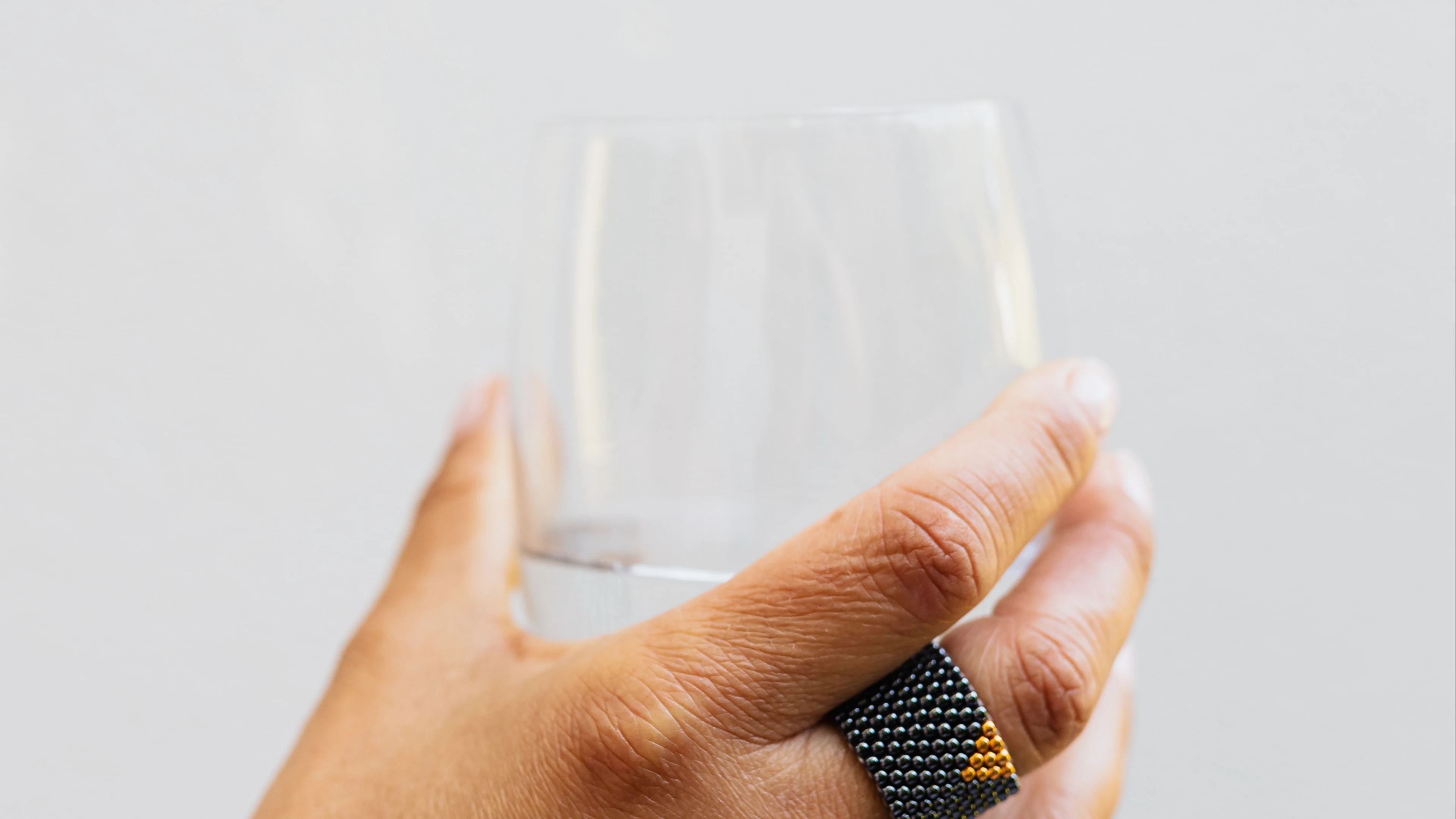 Man vraagt oudere vrouw om wat drinken en overvalt haar dan in eigen huis